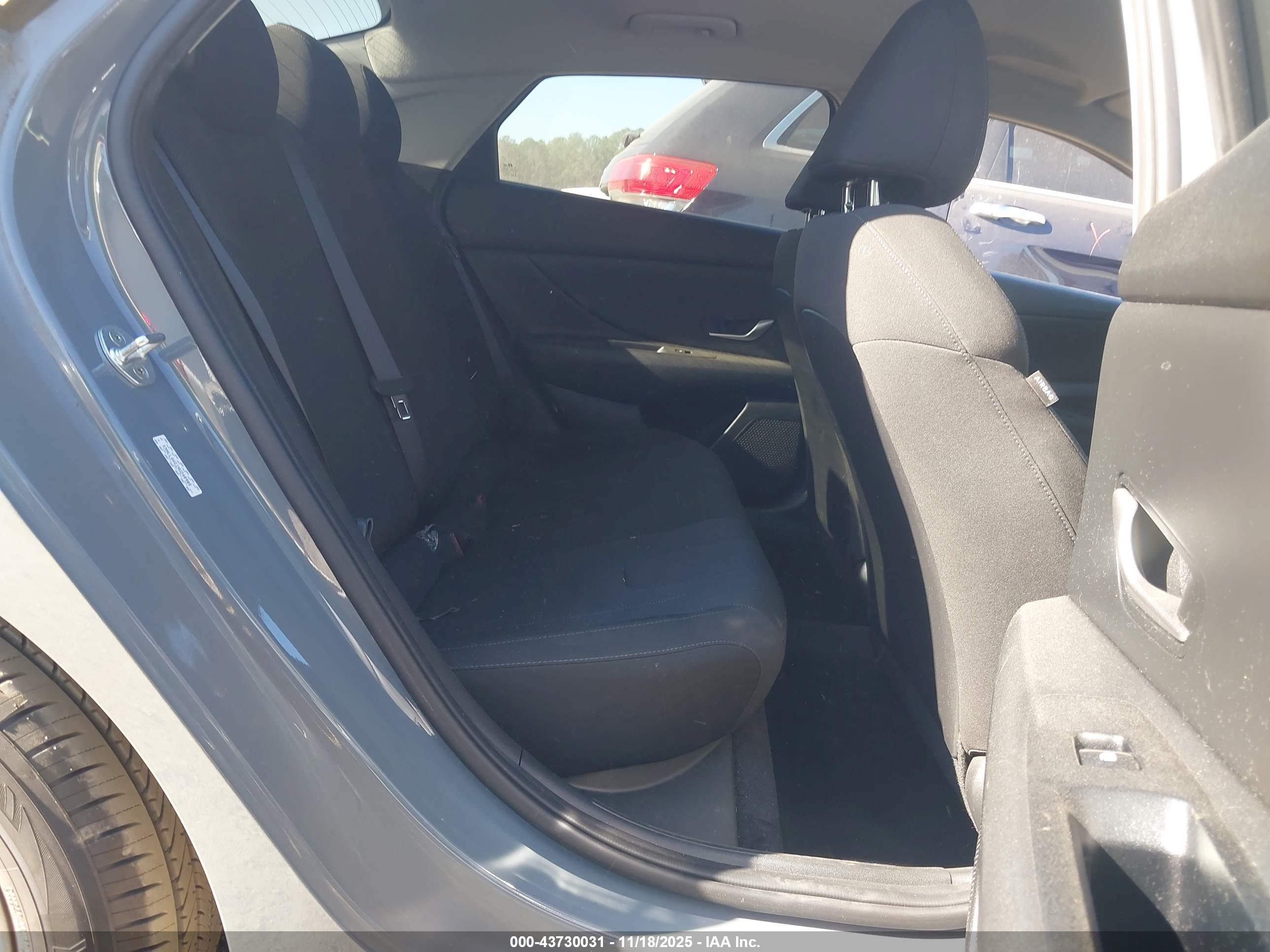 HYUNDAI ELANTRA image 8