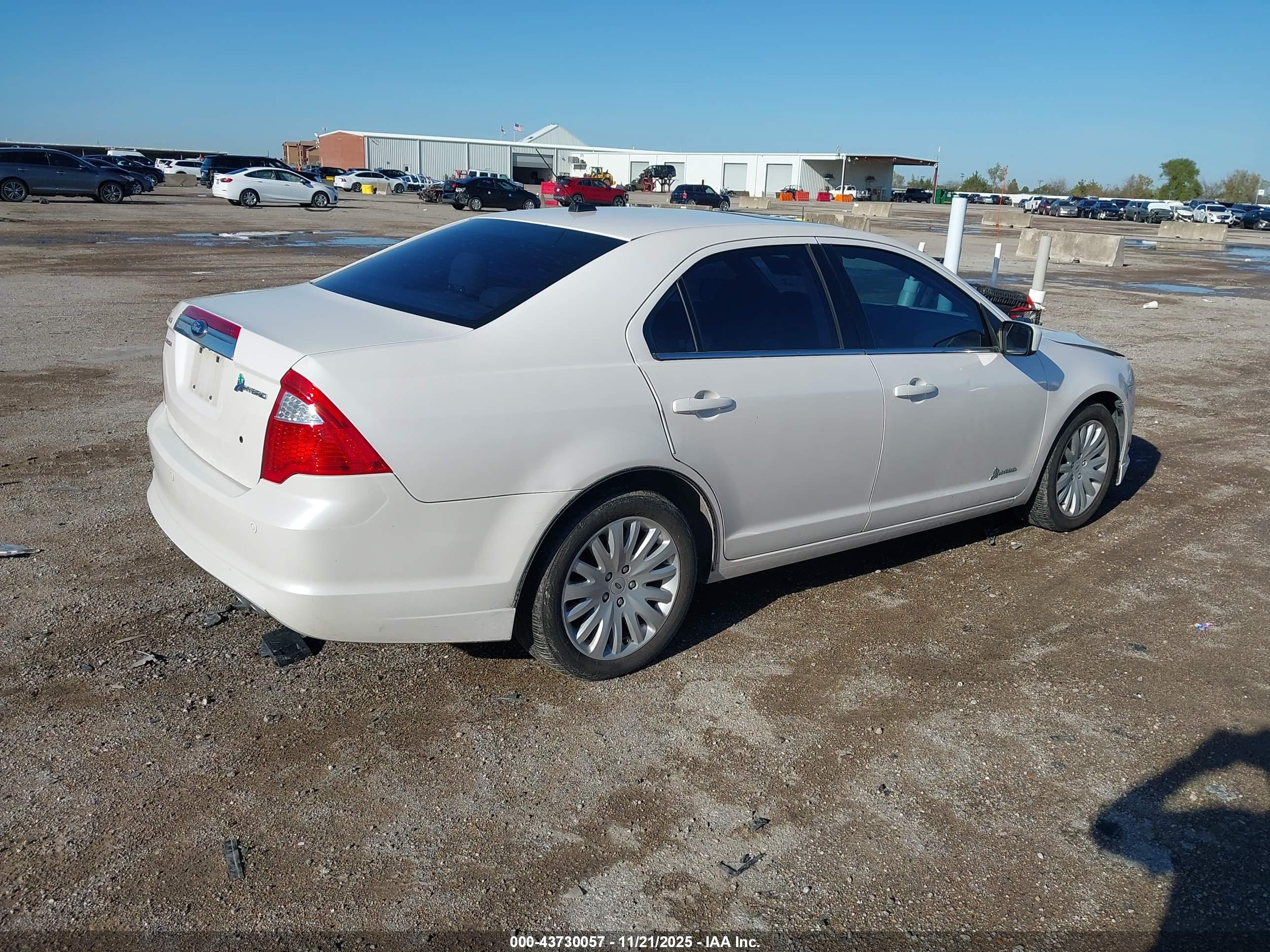 FORD FUSION image 4