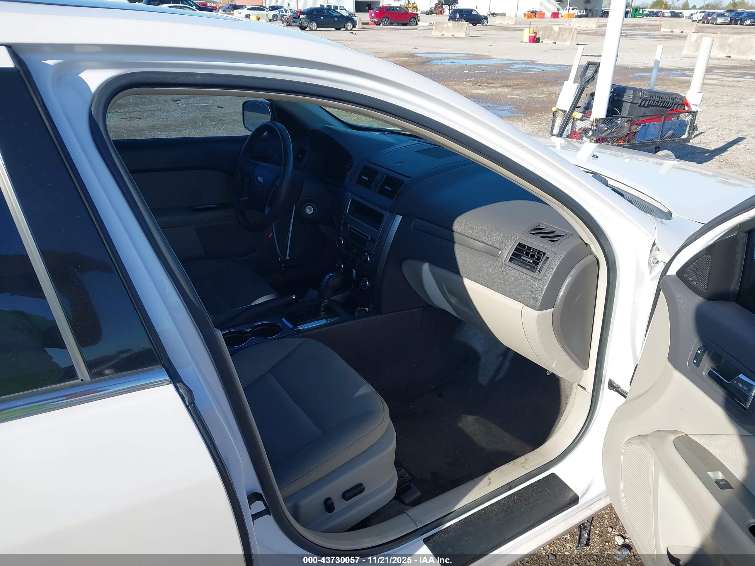 FORD FUSION image 5