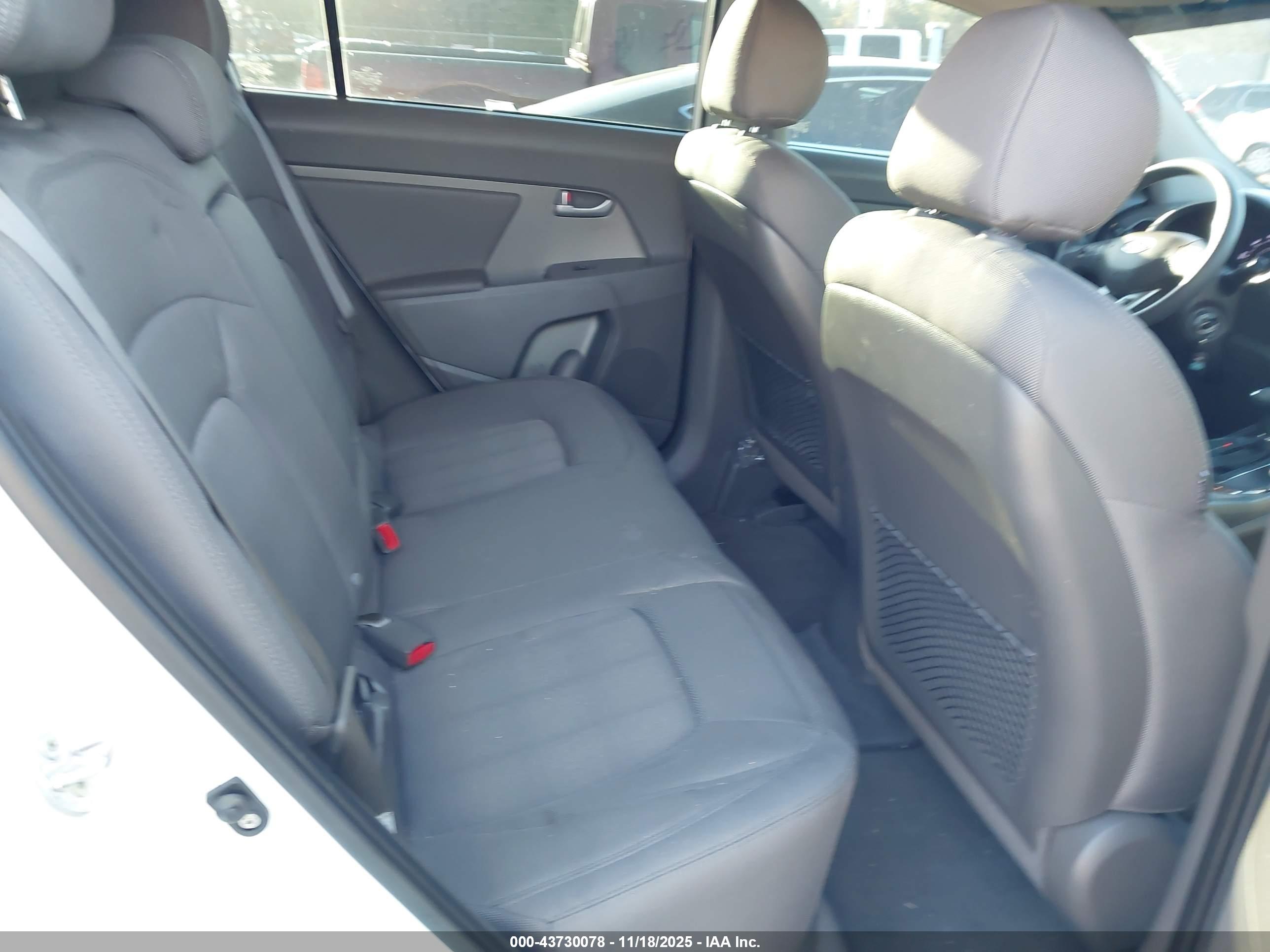KIA SPORTAGE image 8