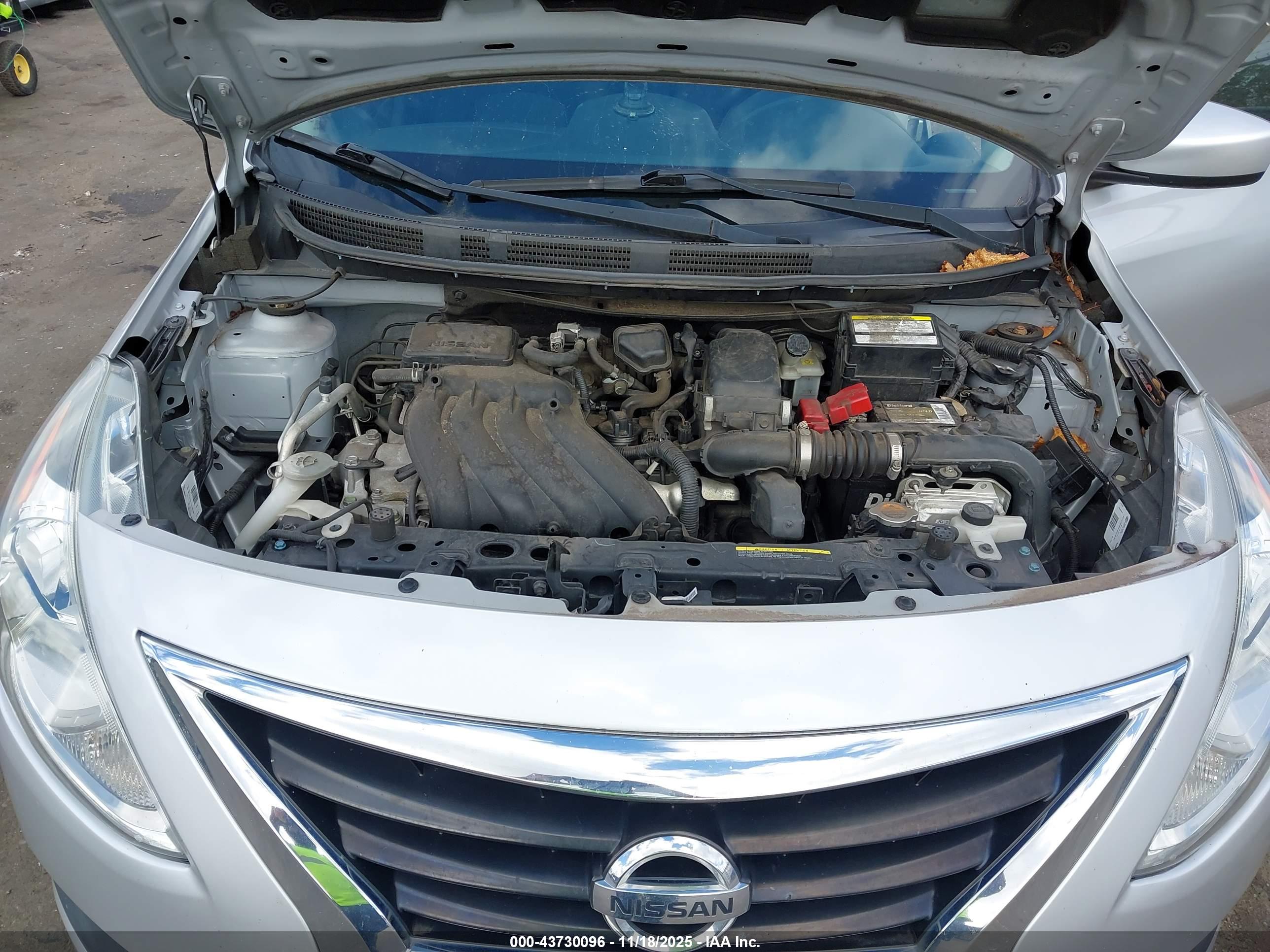 NISSAN VERSA image 10