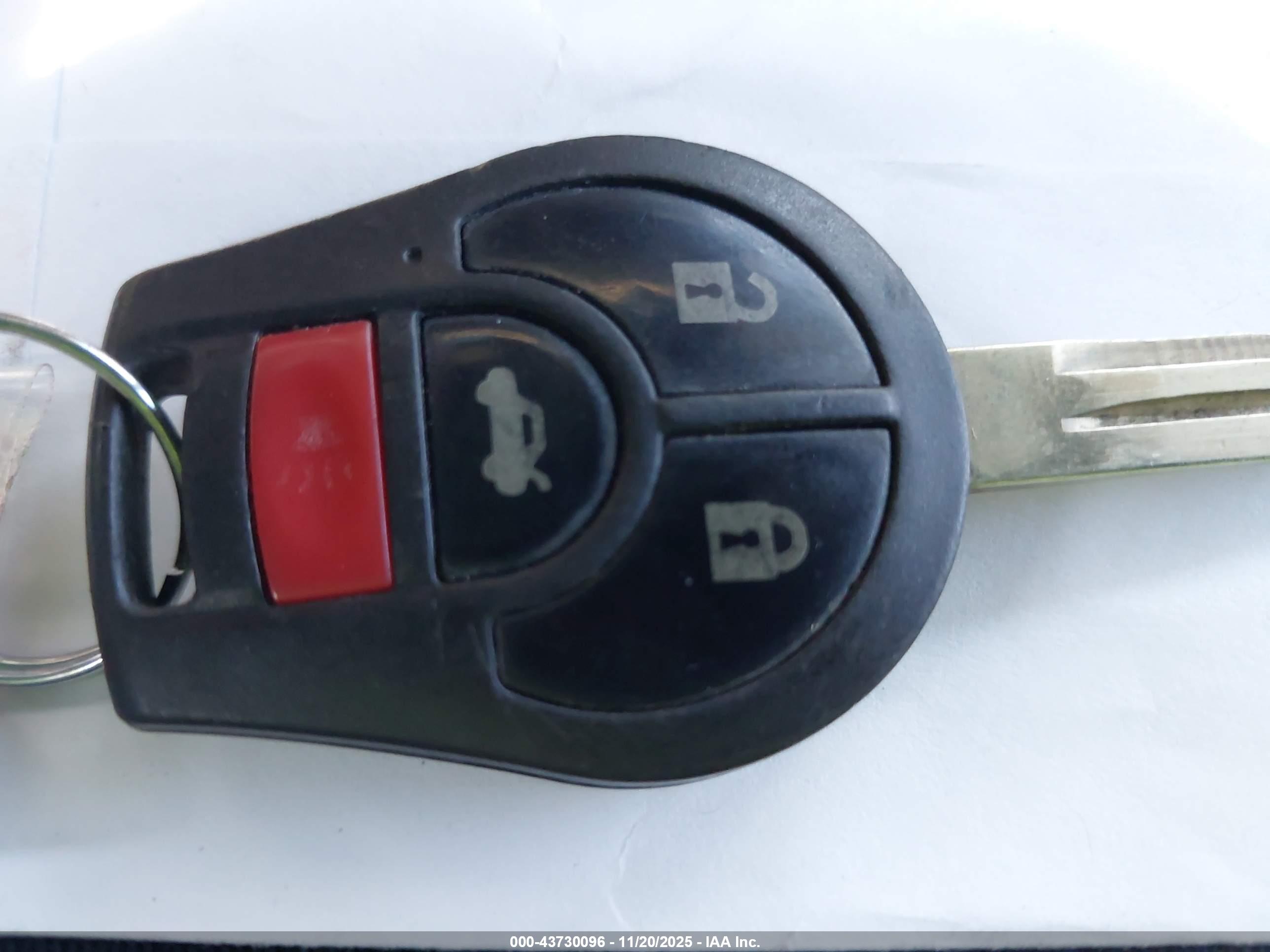 NISSAN VERSA image 11