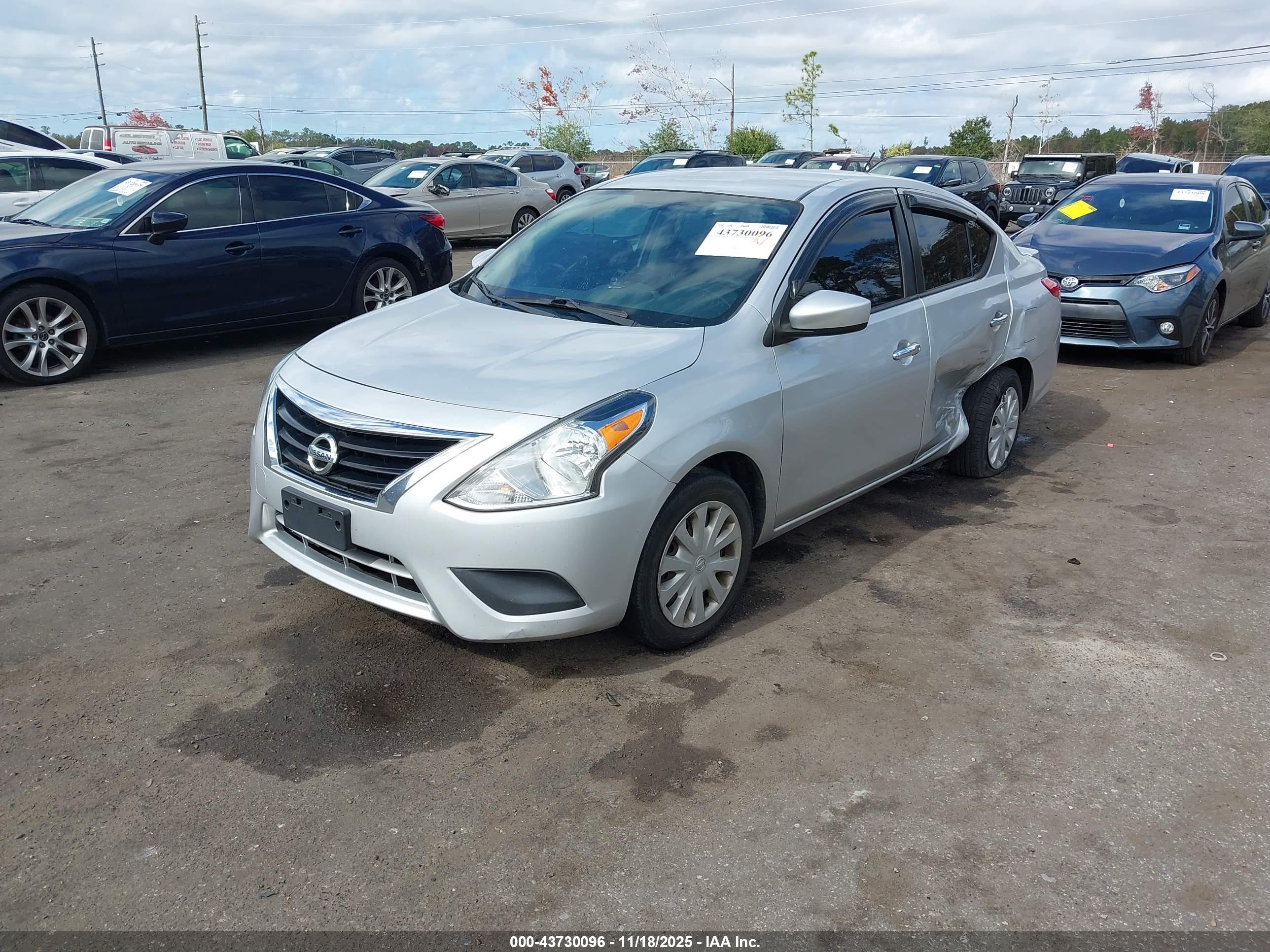NISSAN VERSA image 2