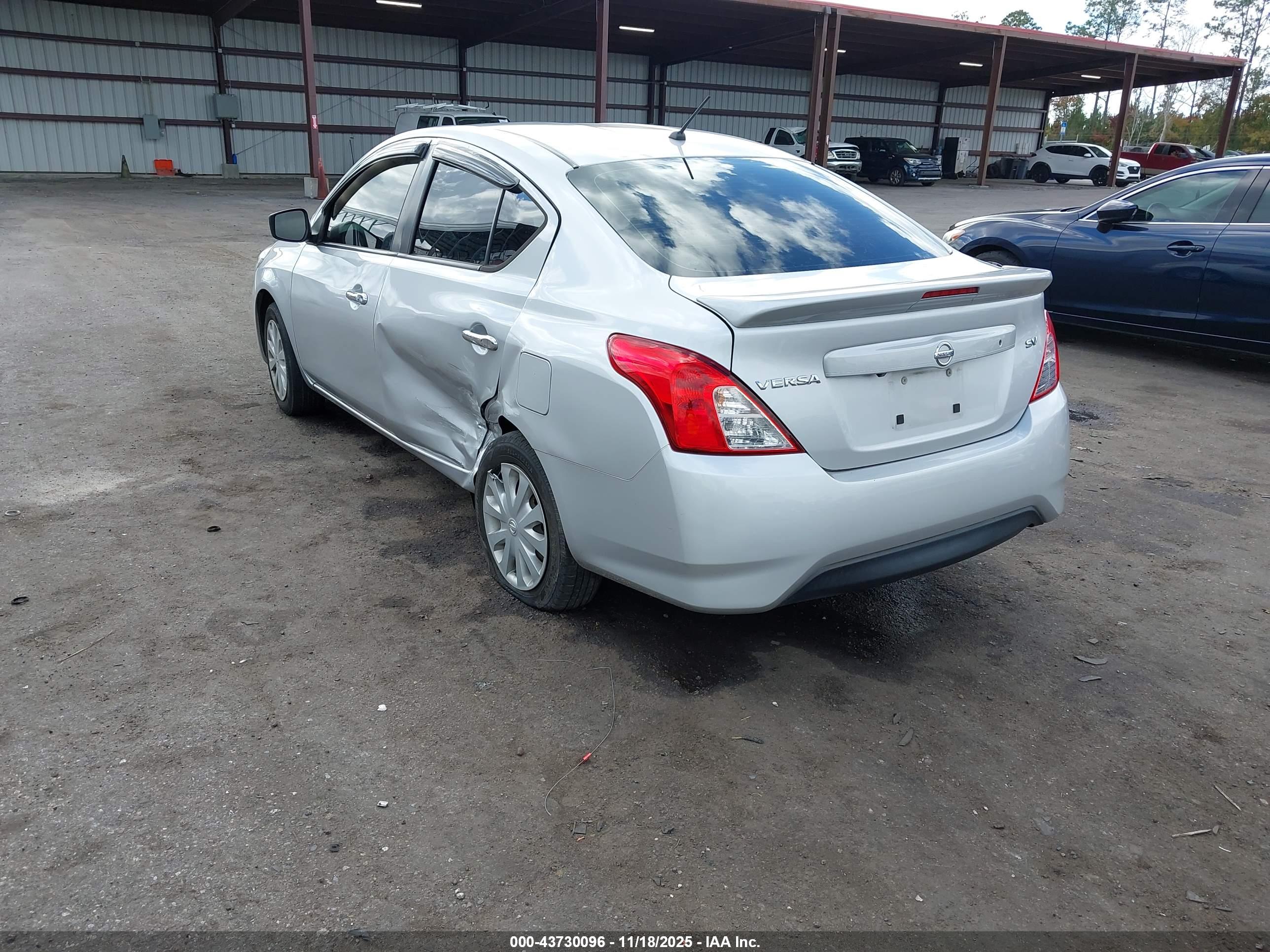 NISSAN VERSA image 3