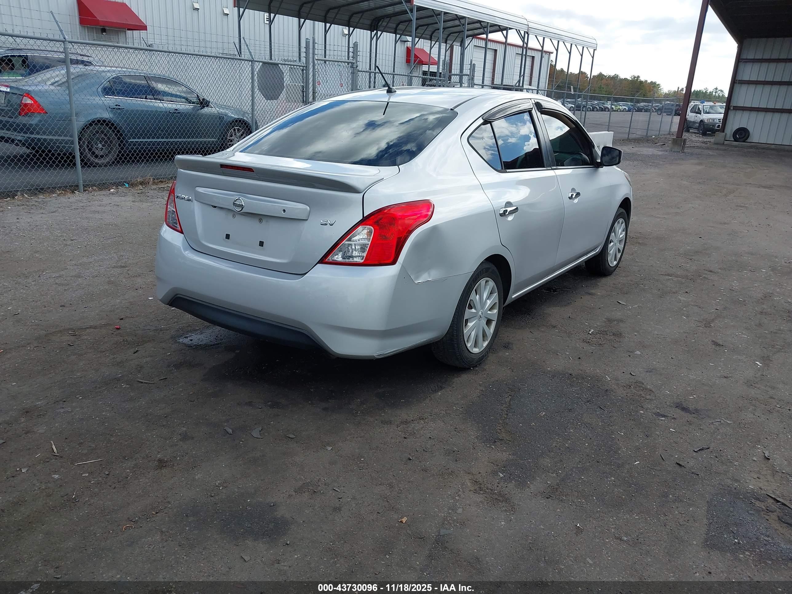 NISSAN VERSA image 4