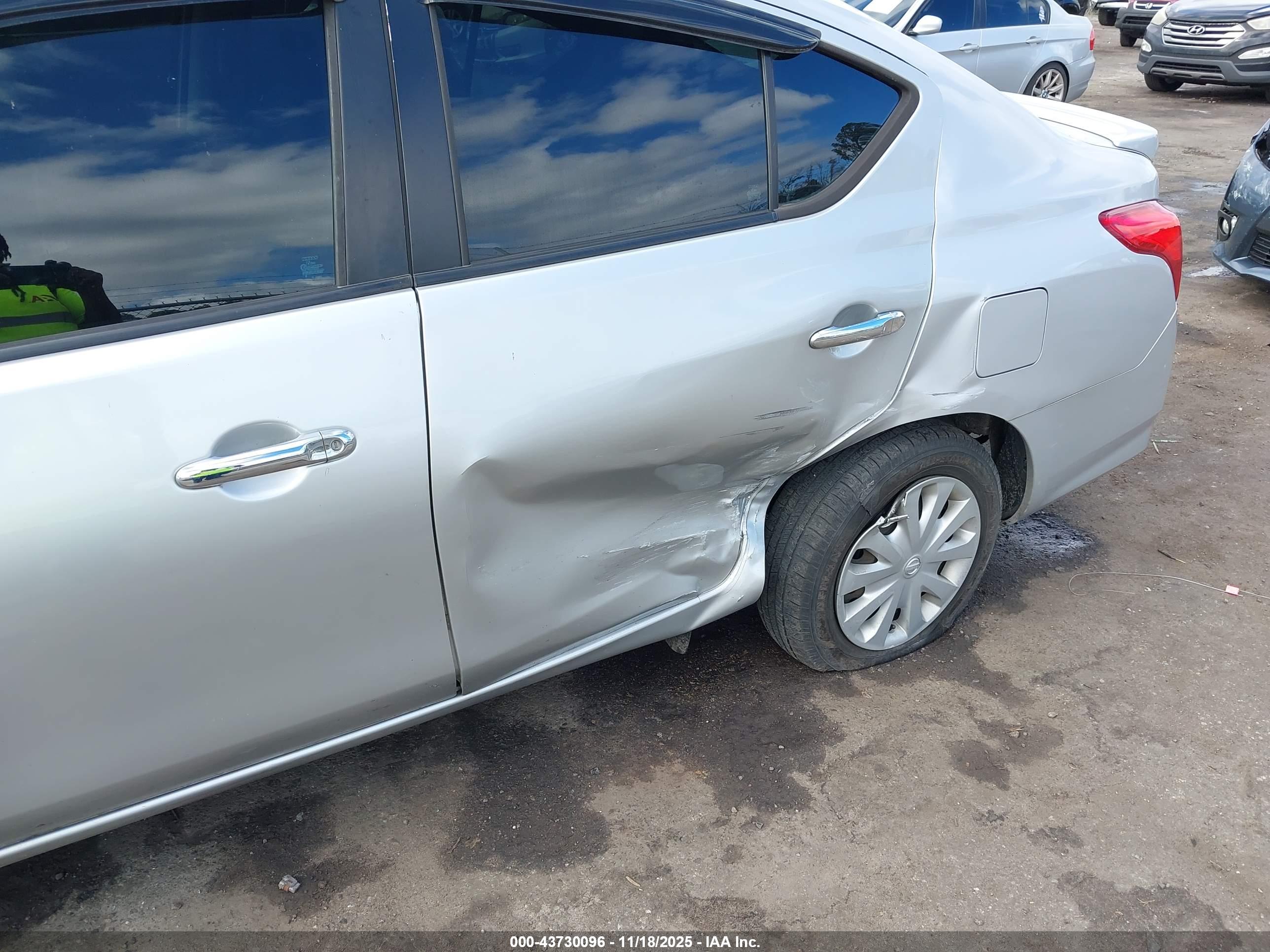 NISSAN VERSA image 6