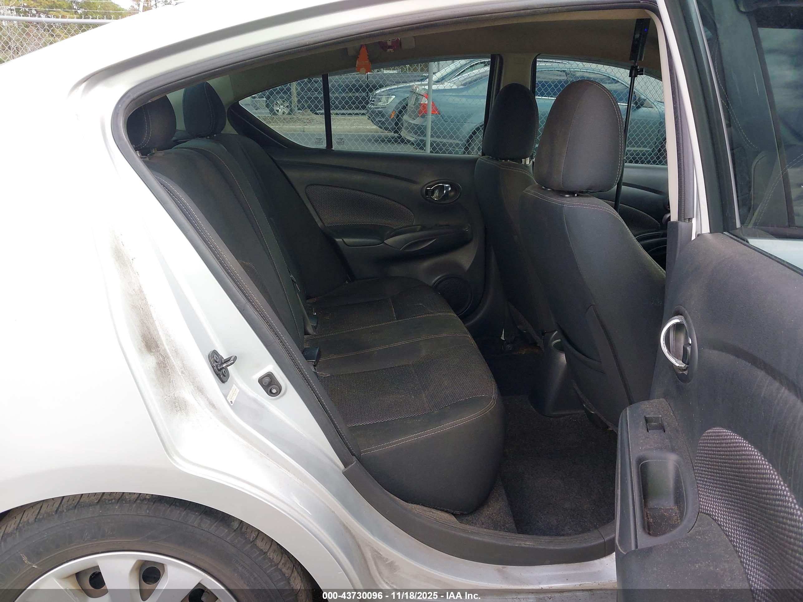 NISSAN VERSA image 8
