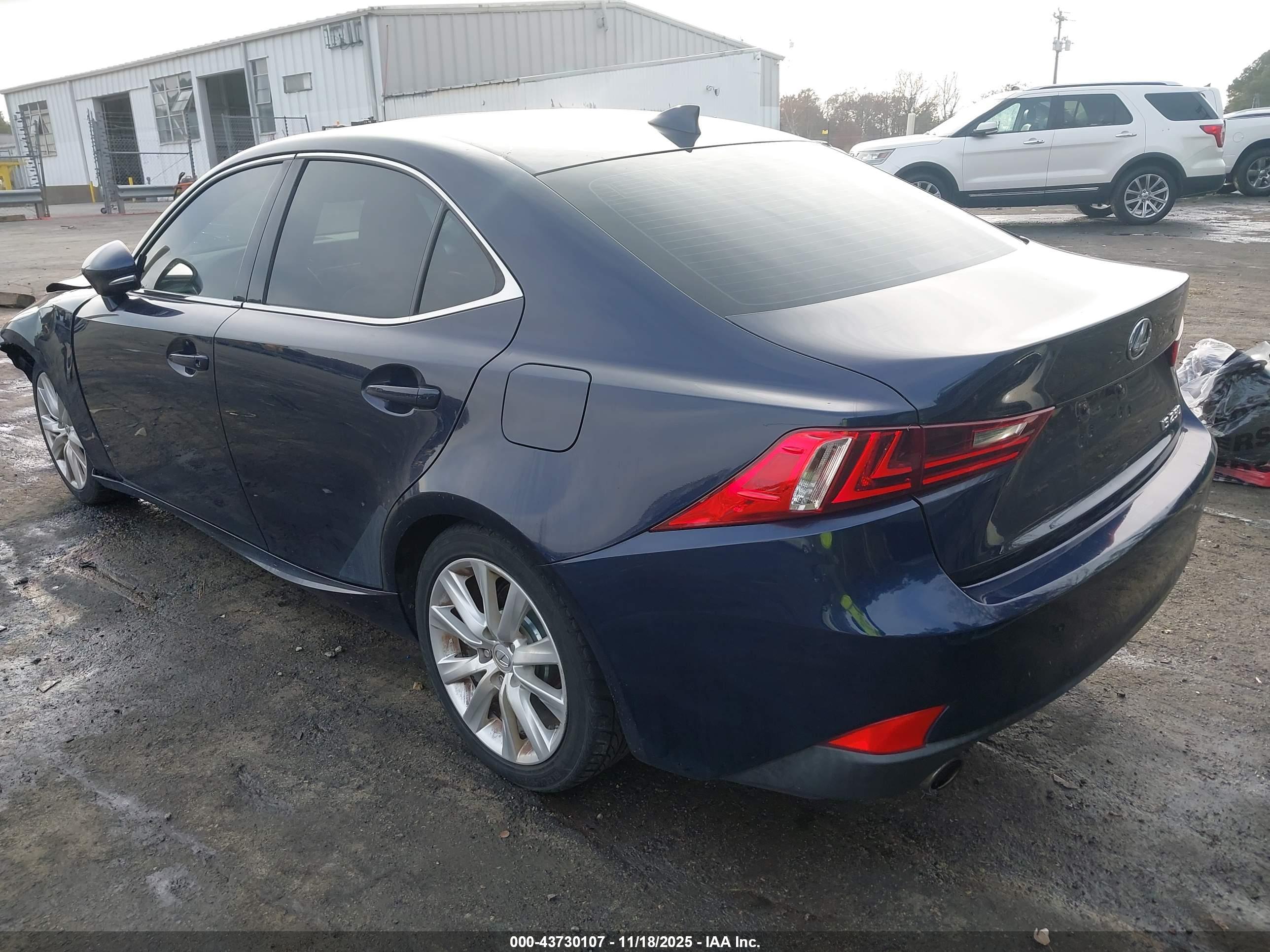 LEXUS IS image 3