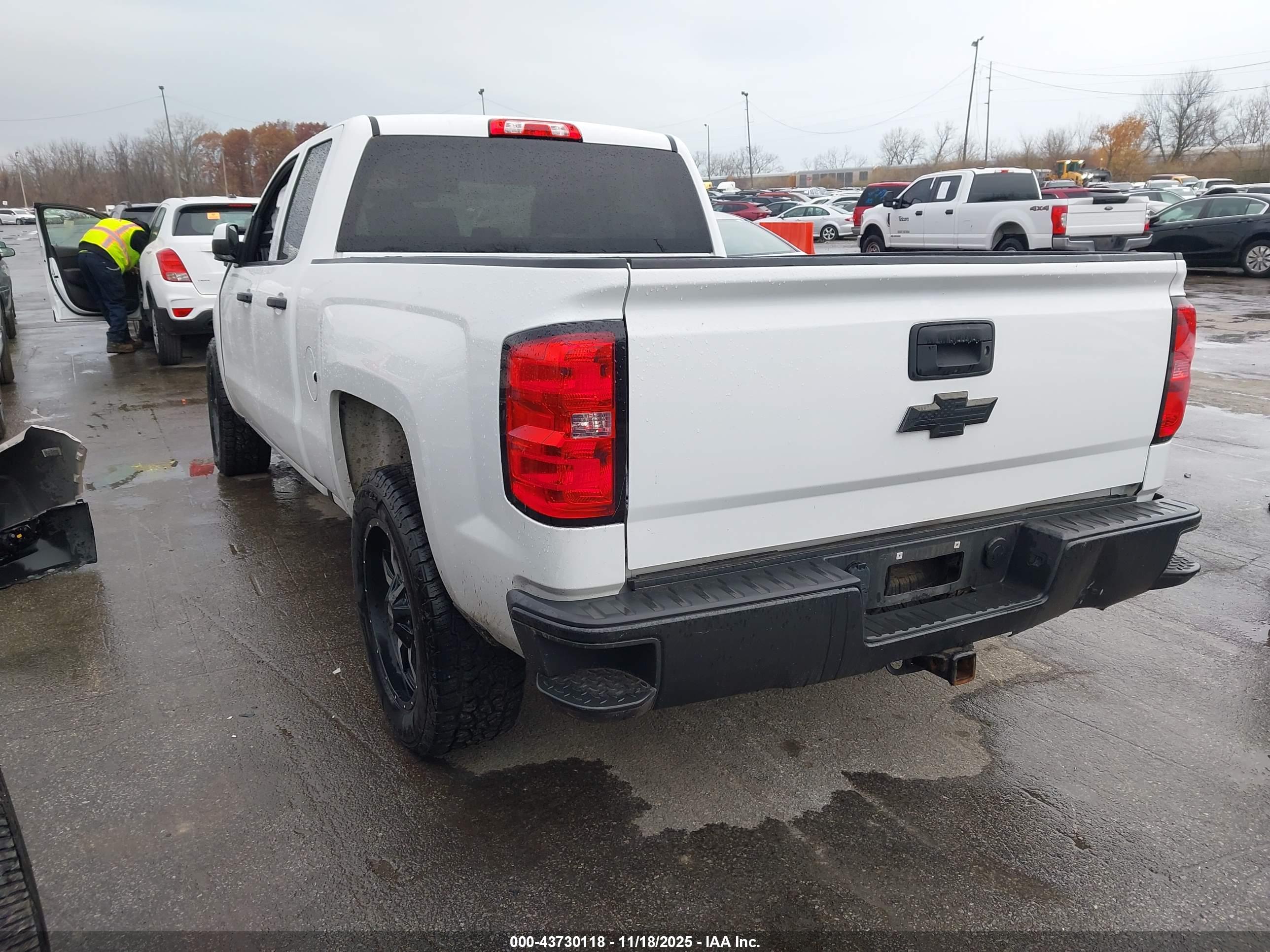 CHEVROLET SILVERADO image 3