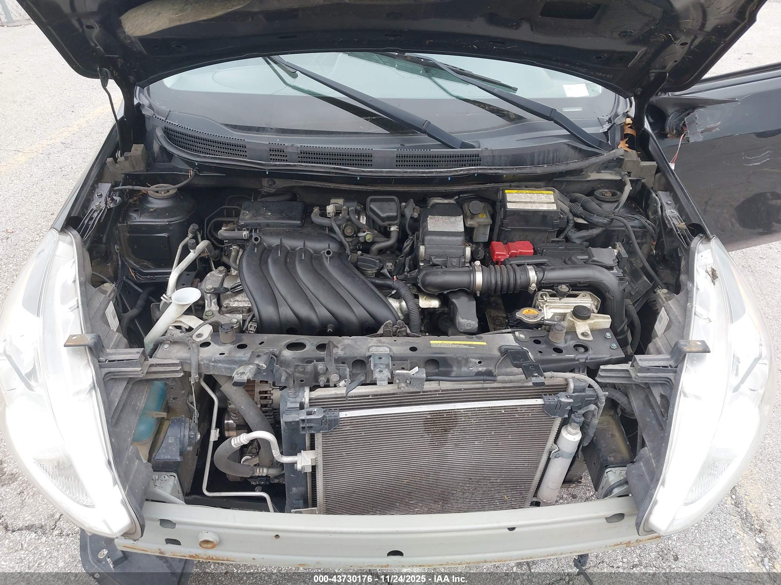 NISSAN VERSA image 10