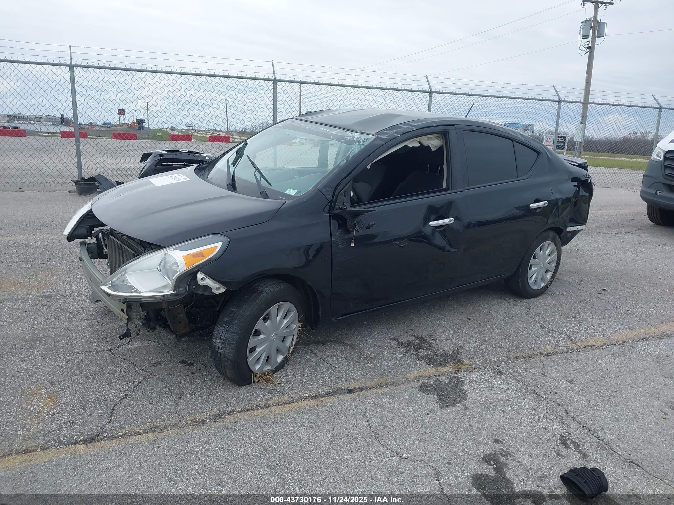 NISSAN VERSA image 2