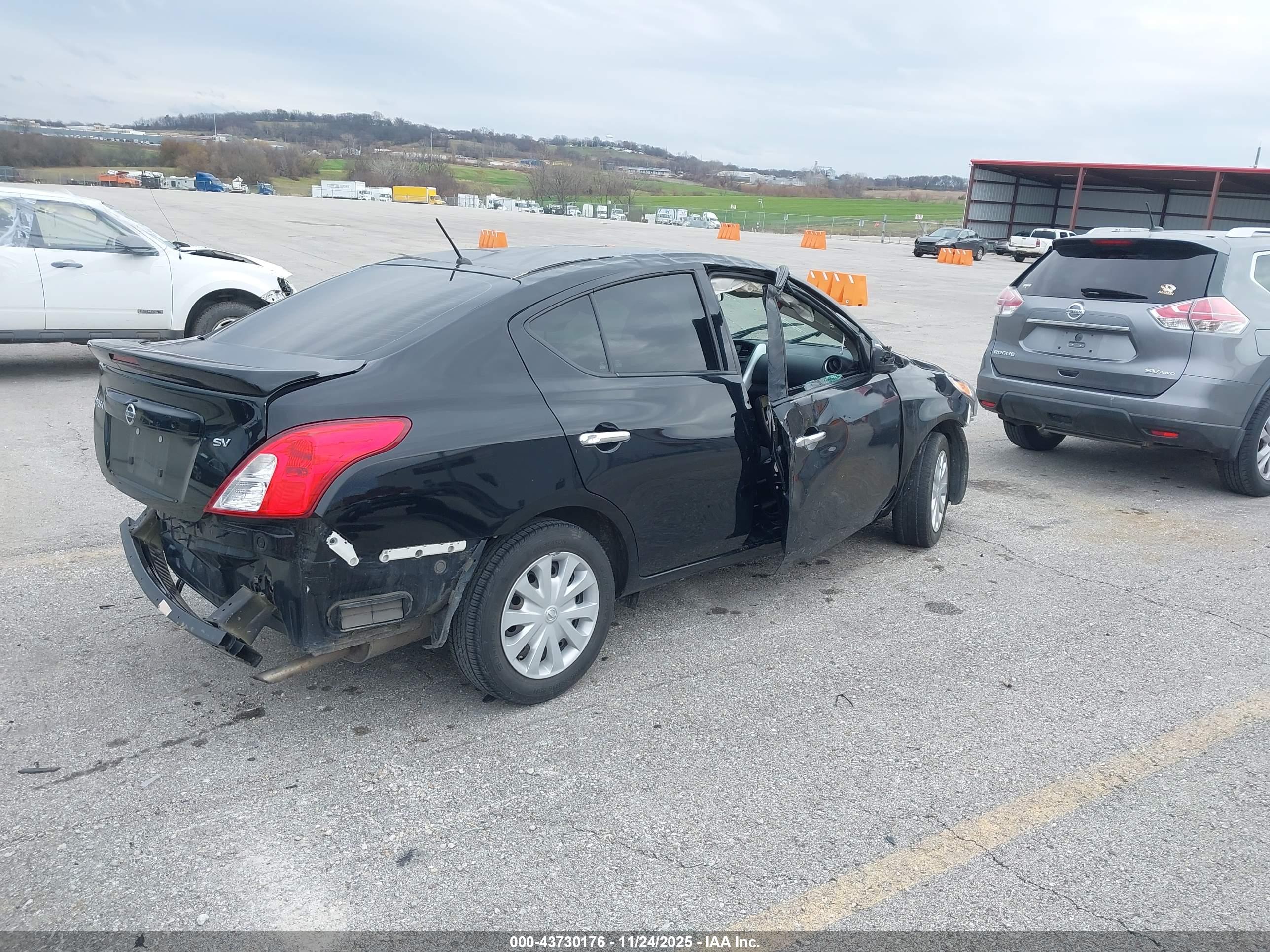NISSAN VERSA image 4
