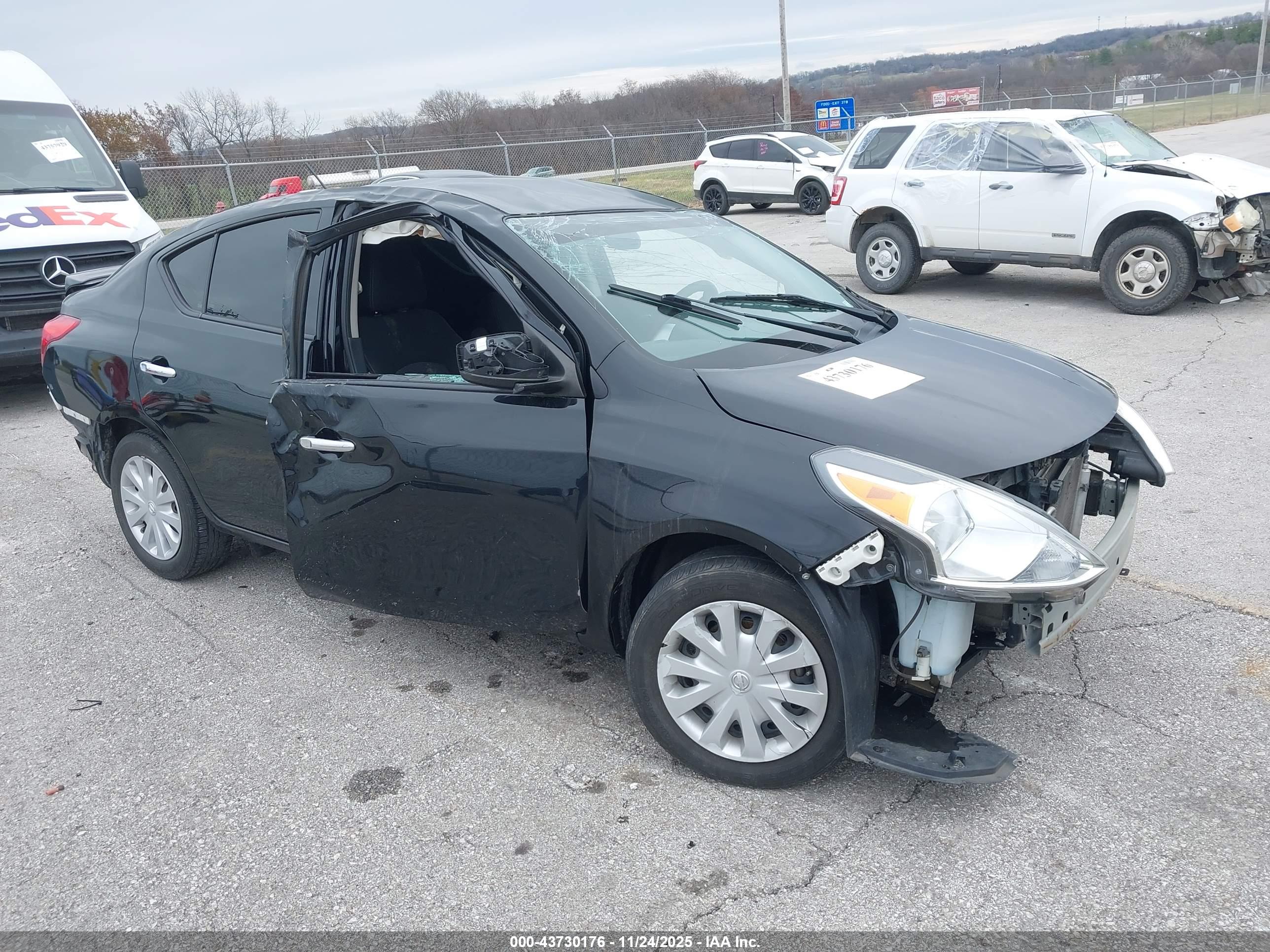 NISSAN VERSA image 6