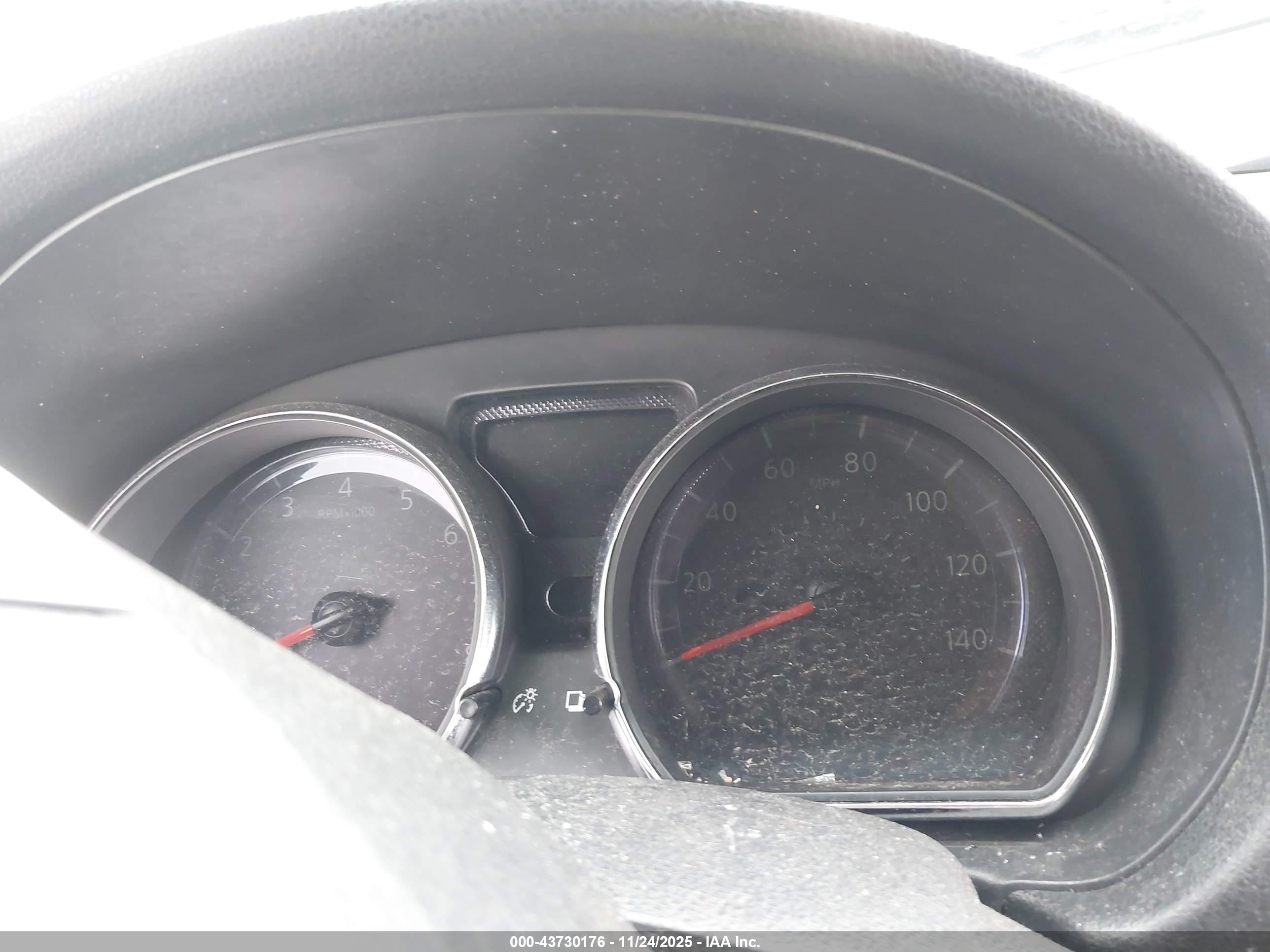 NISSAN VERSA image 7