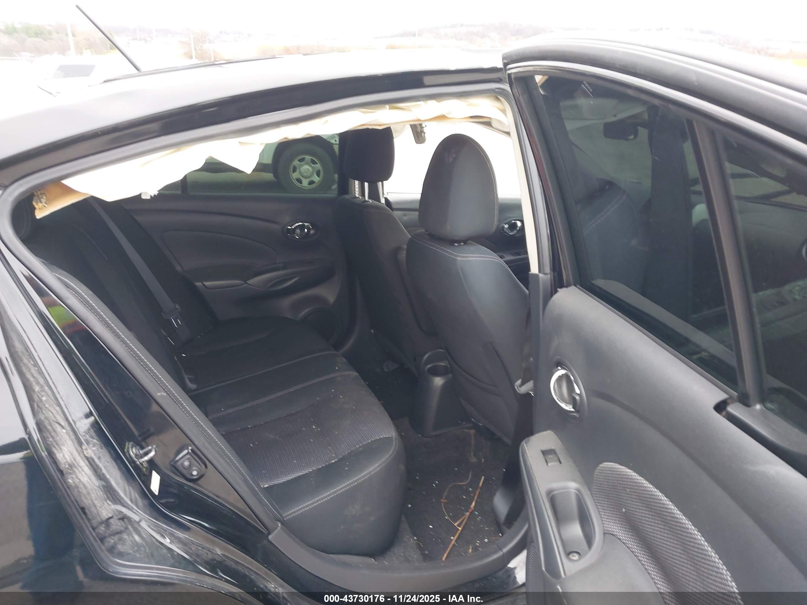 NISSAN VERSA image 8