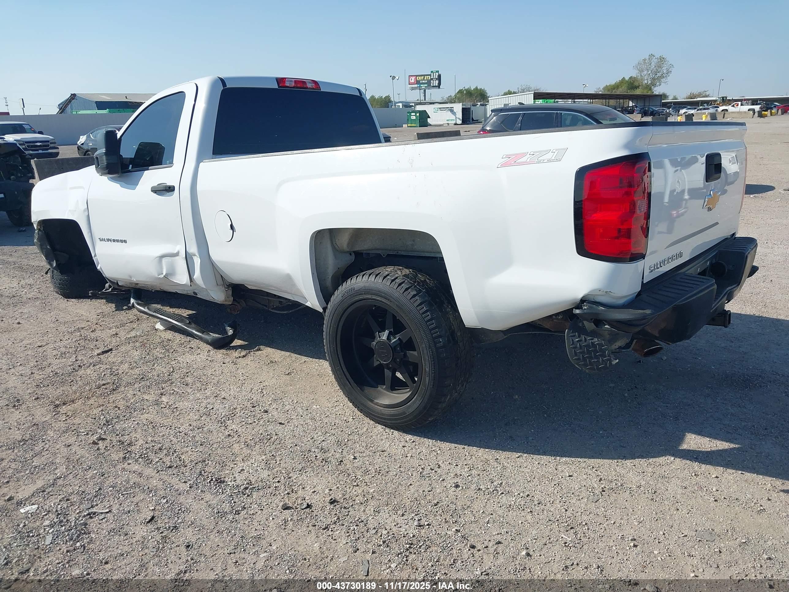 CHEVROLET SILVERADO image 3