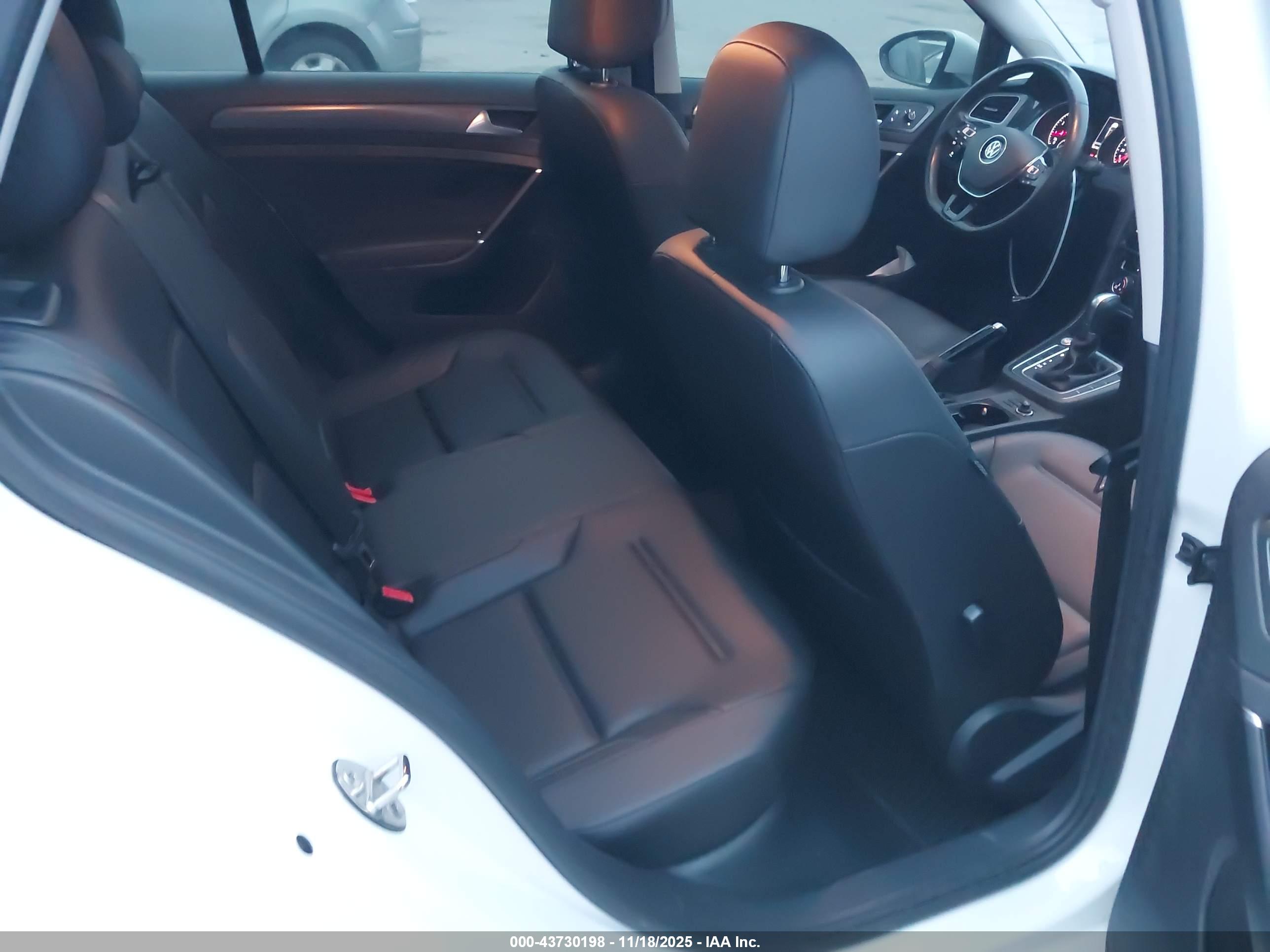 VOLKSWAGEN GOLF image 8