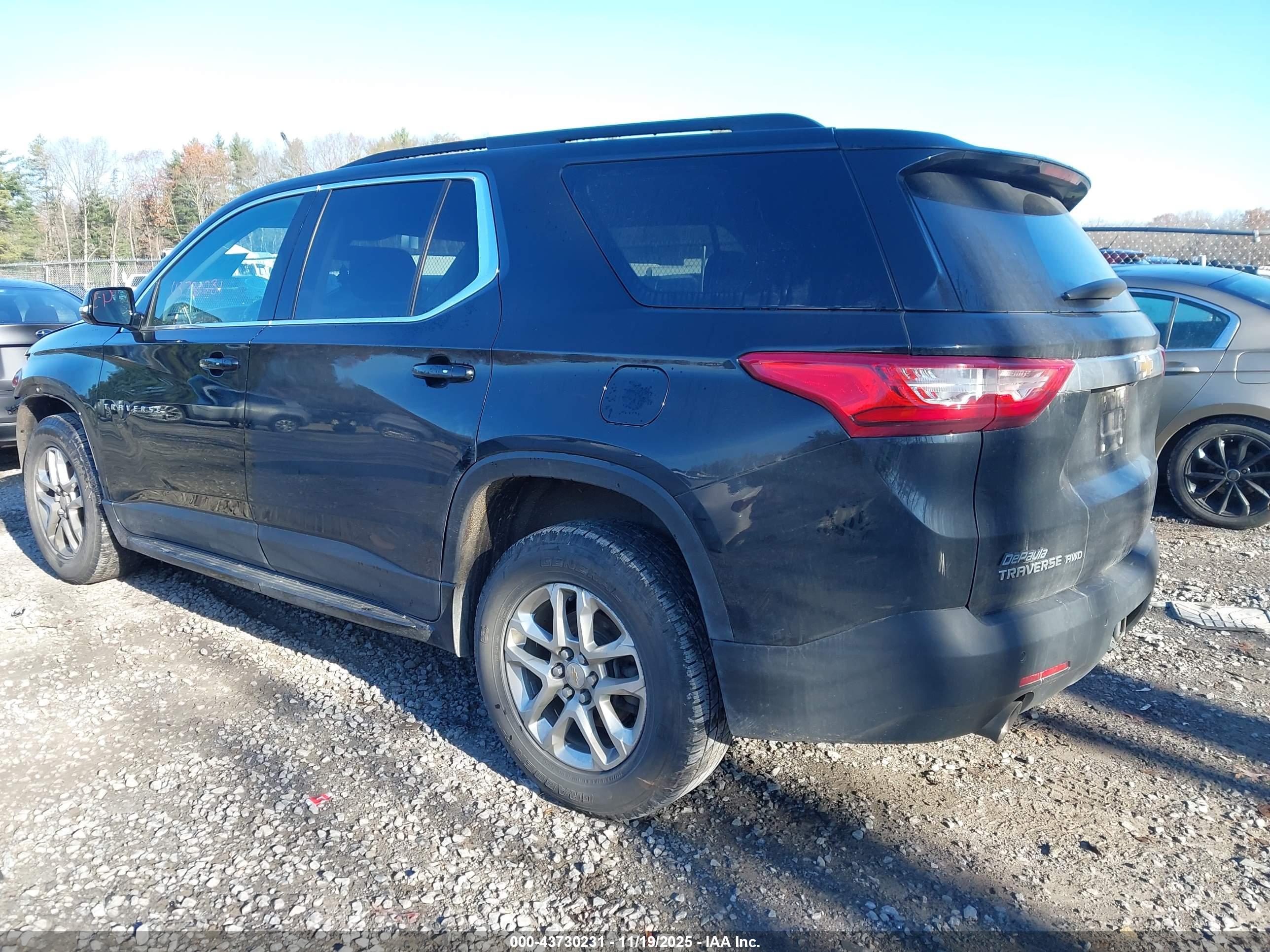CHEVROLET TRAVERSE image 3