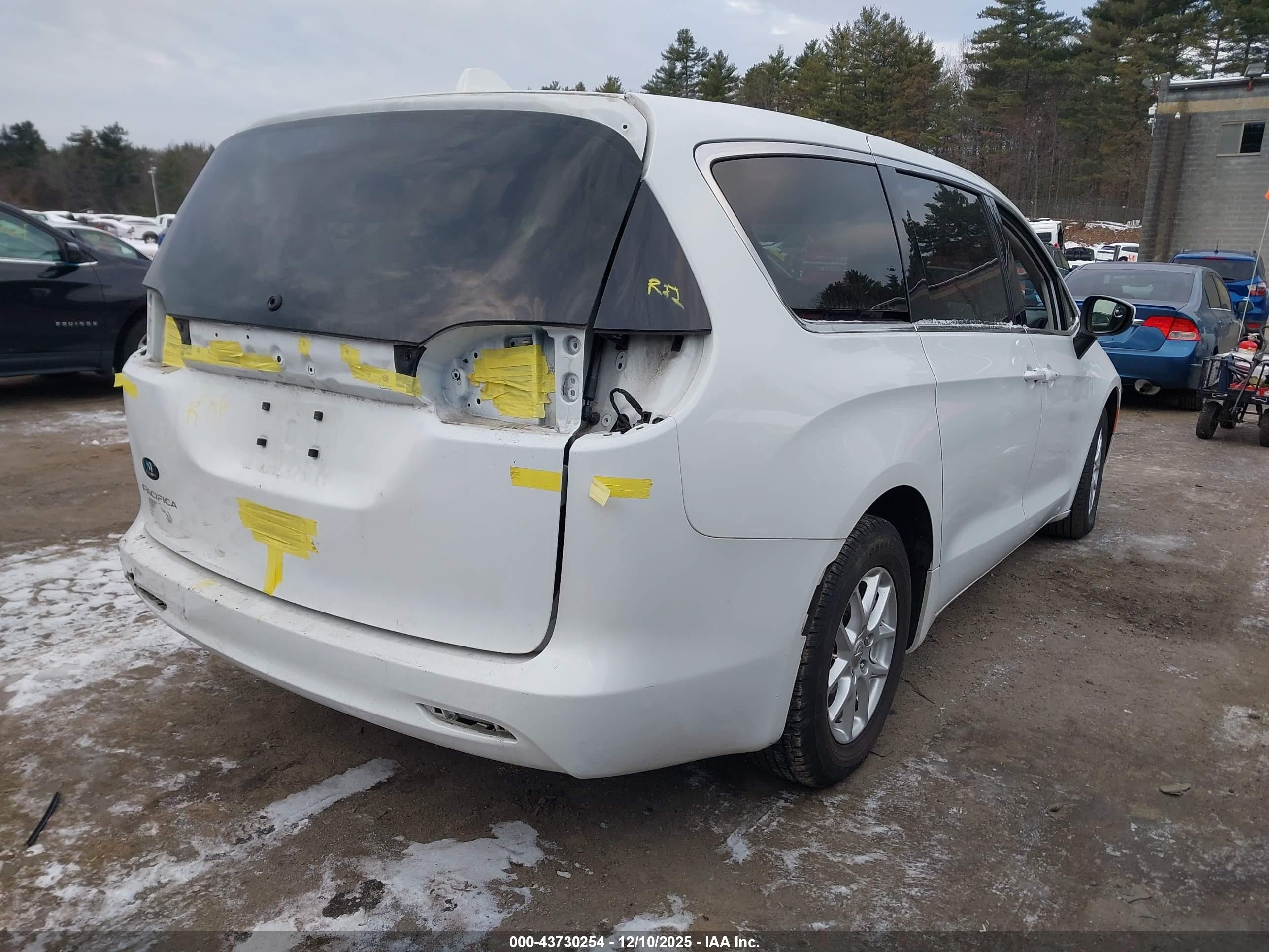 CHRYSLER PACIFICA image 4