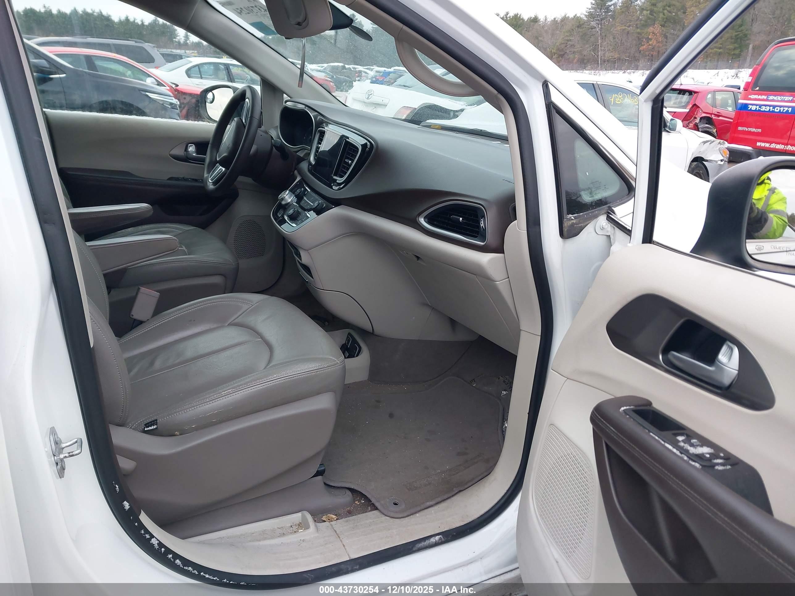 CHRYSLER PACIFICA image 5