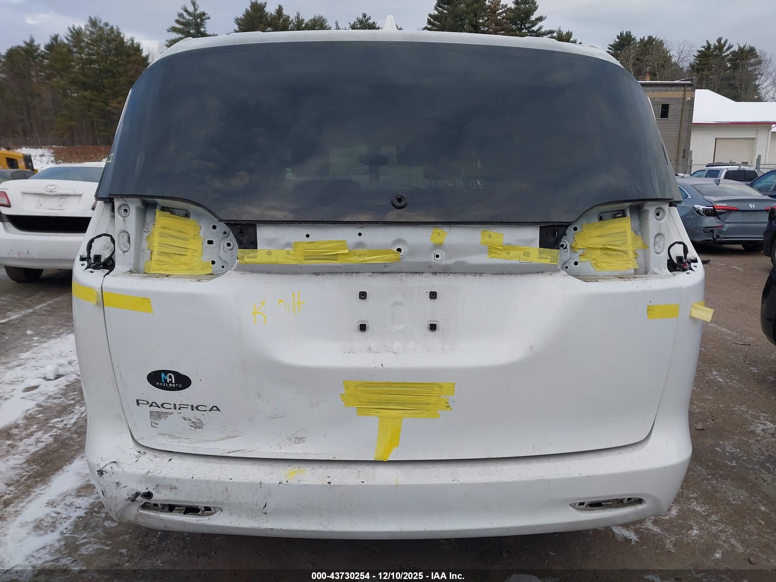 CHRYSLER PACIFICA image 6