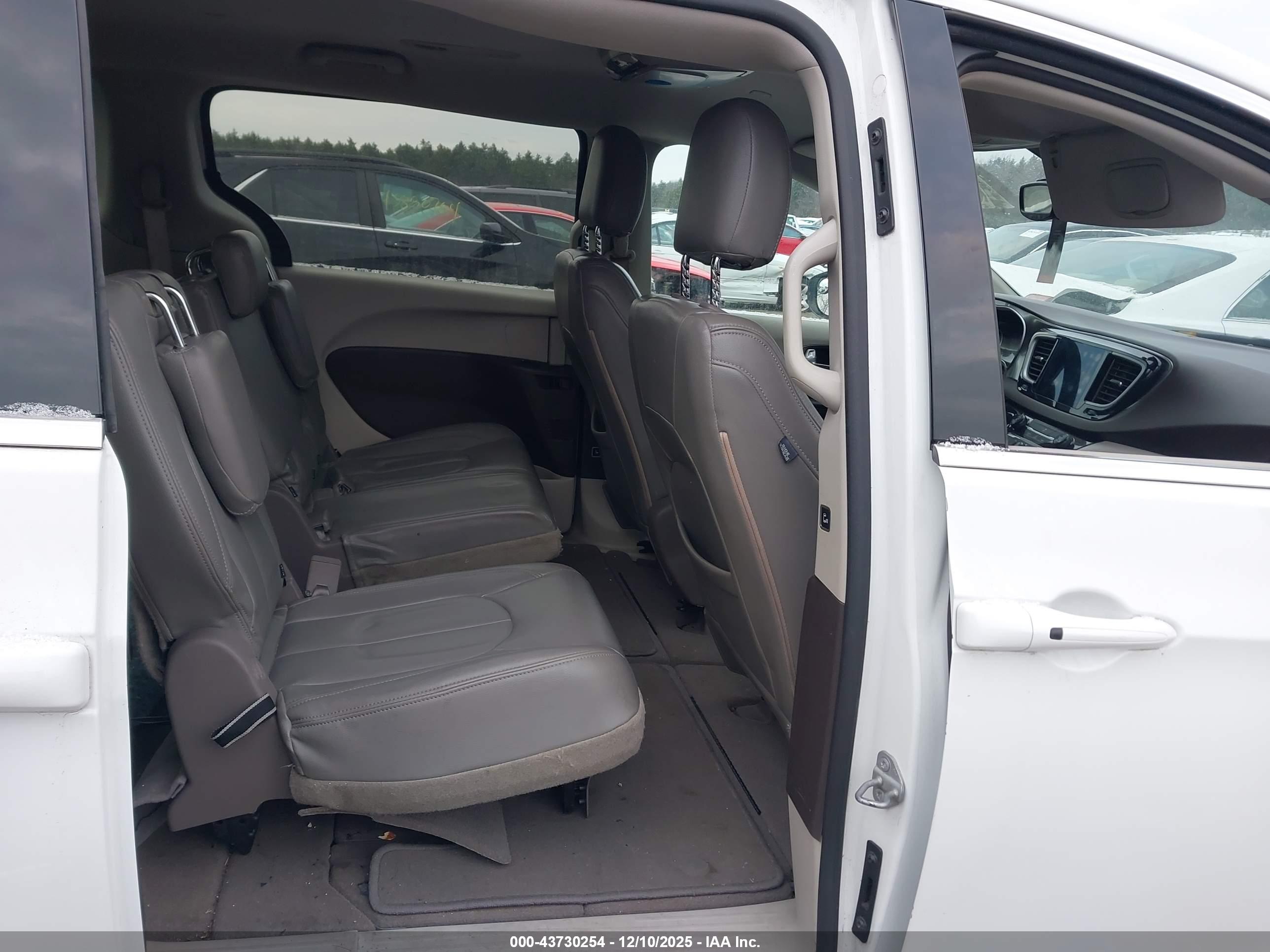 CHRYSLER PACIFICA image 8
