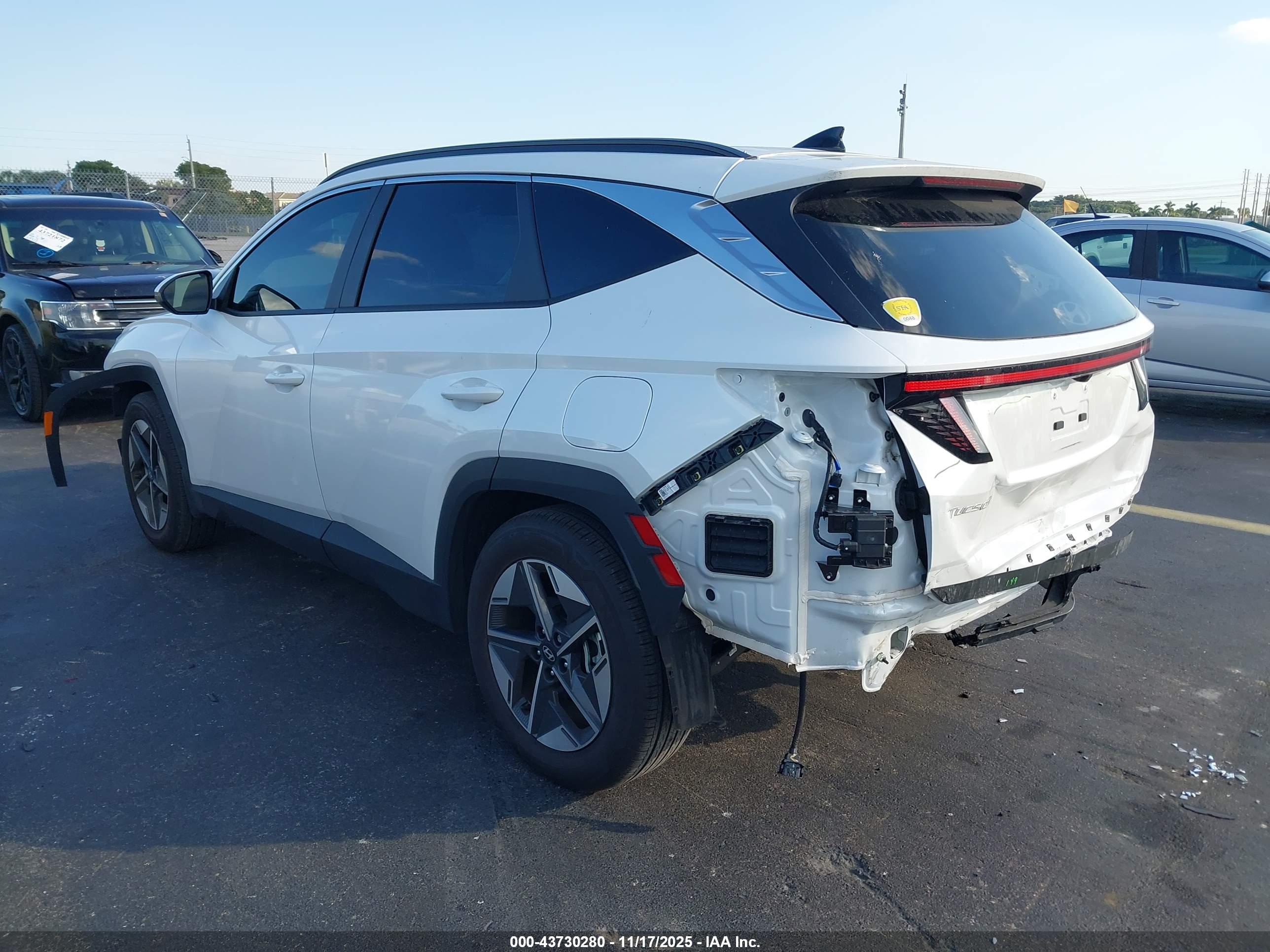 HYUNDAI TUCSON image 3