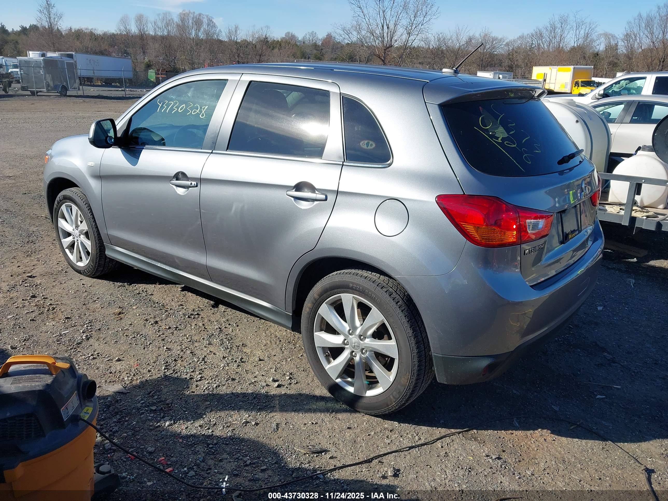 MITSUBISHI OUTLANDER image 3