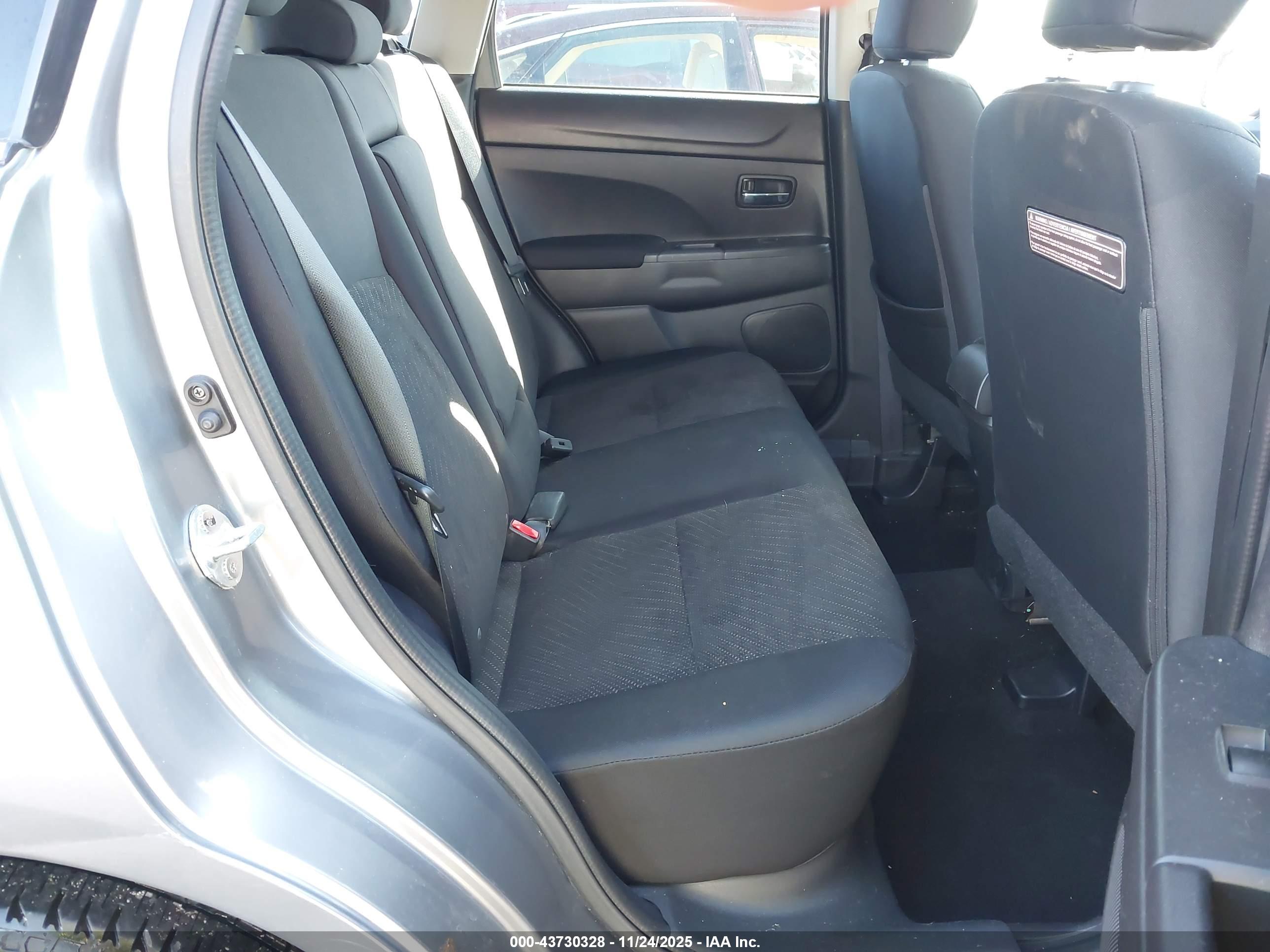 MITSUBISHI OUTLANDER image 8
