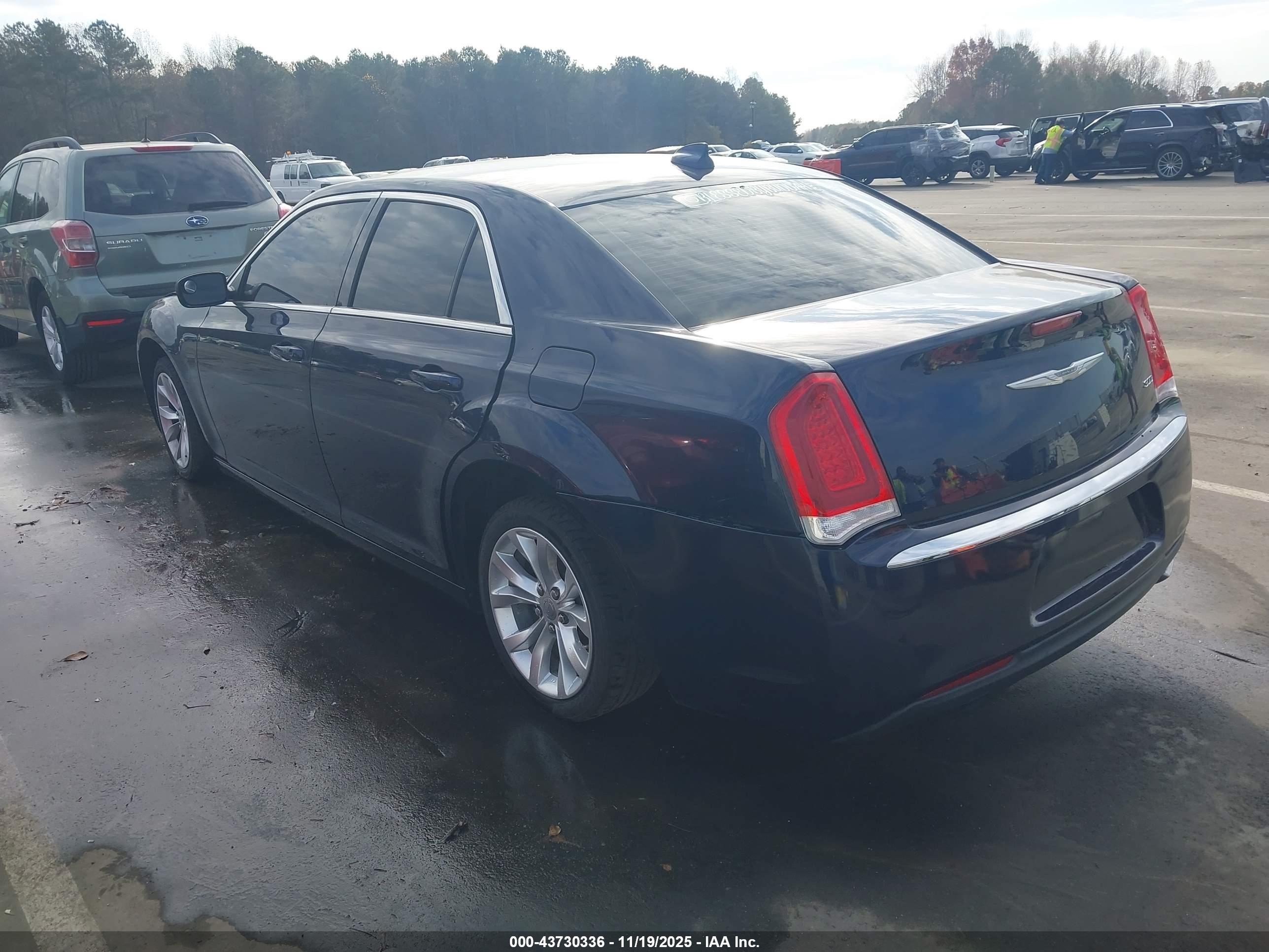 CHRYSLER 300 image 3