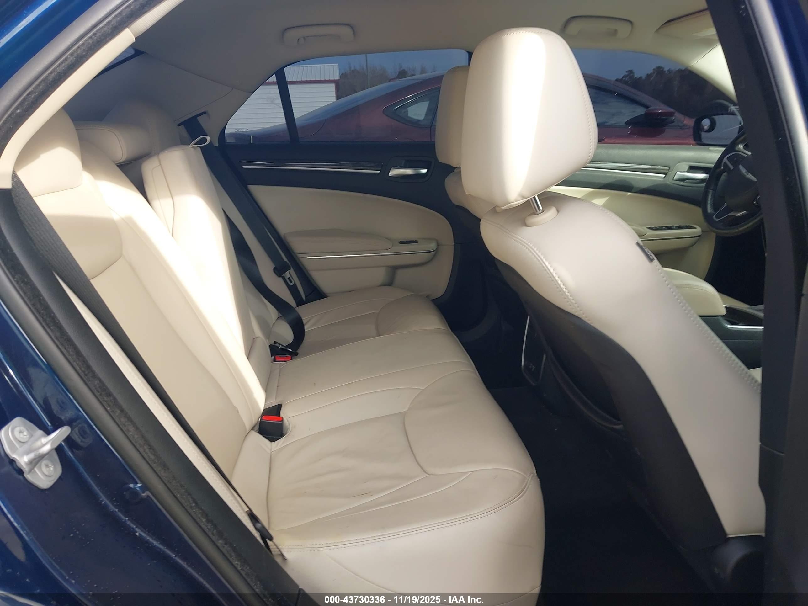CHRYSLER 300 image 8