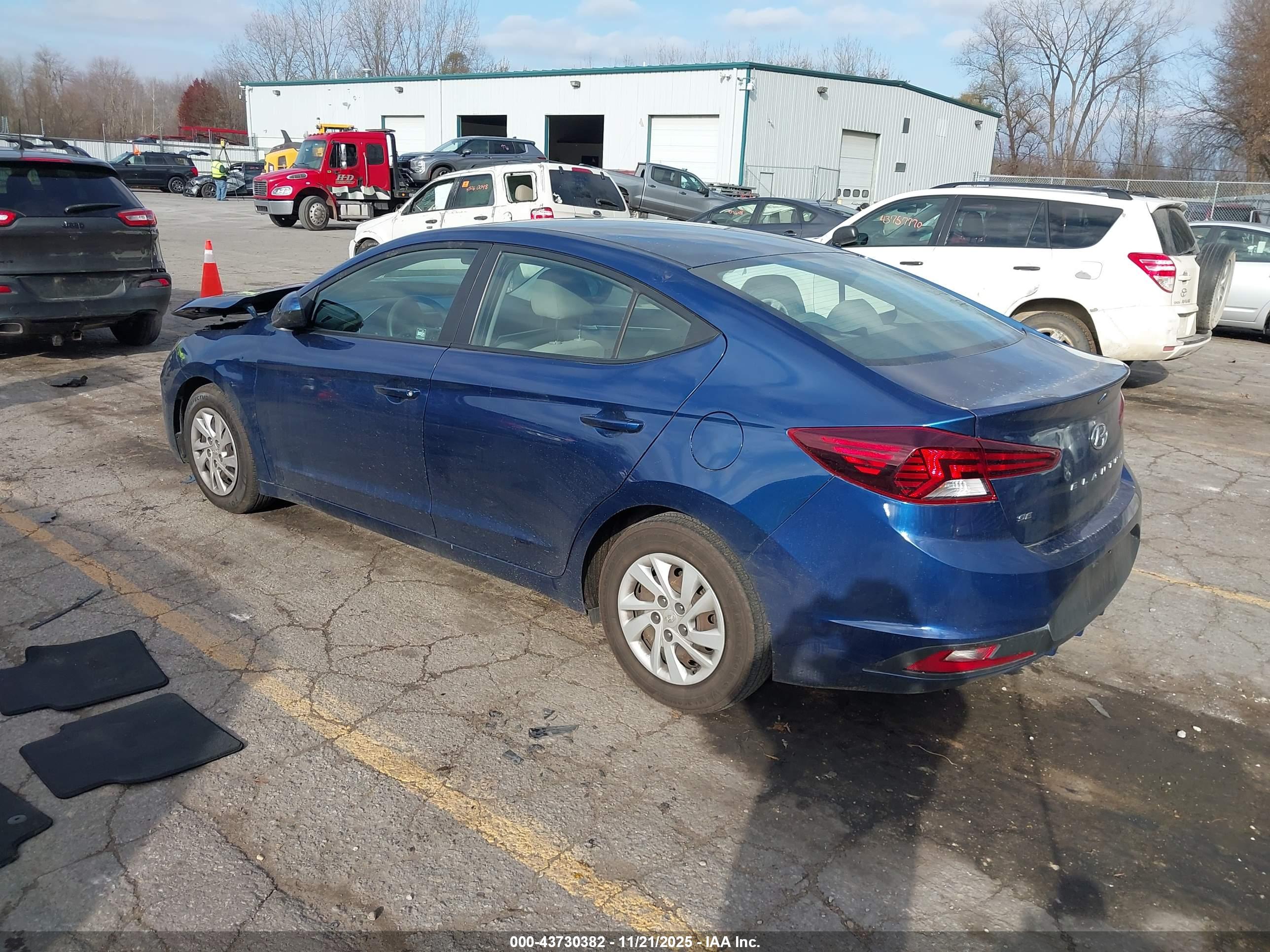 HYUNDAI ELANTRA image 3