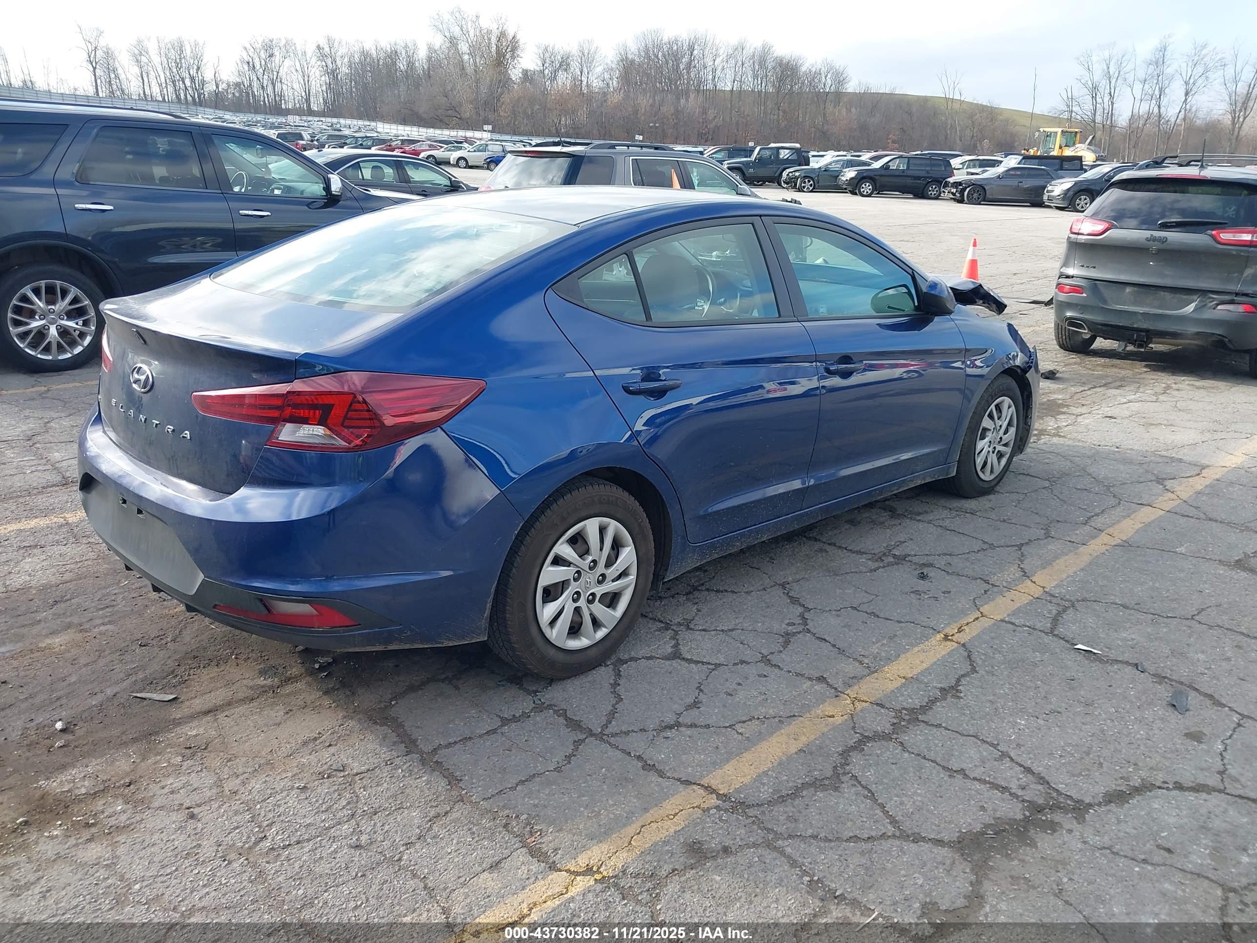 HYUNDAI ELANTRA image 4