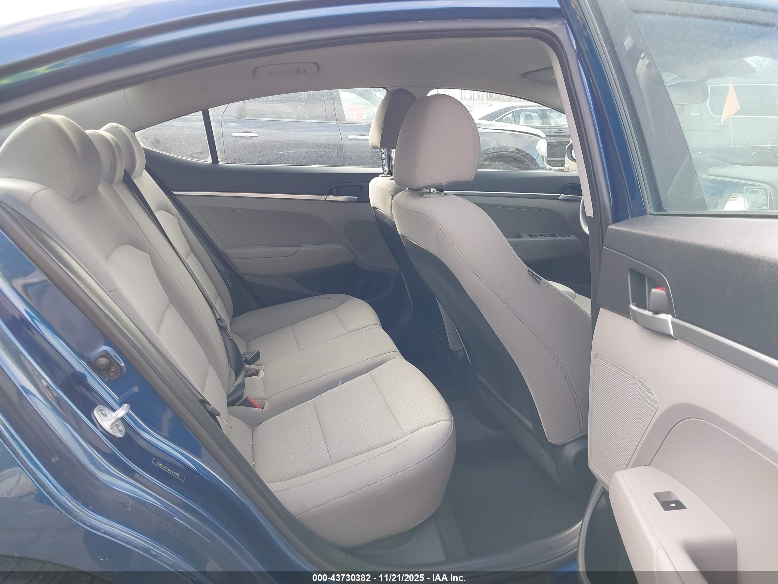 HYUNDAI ELANTRA image 8