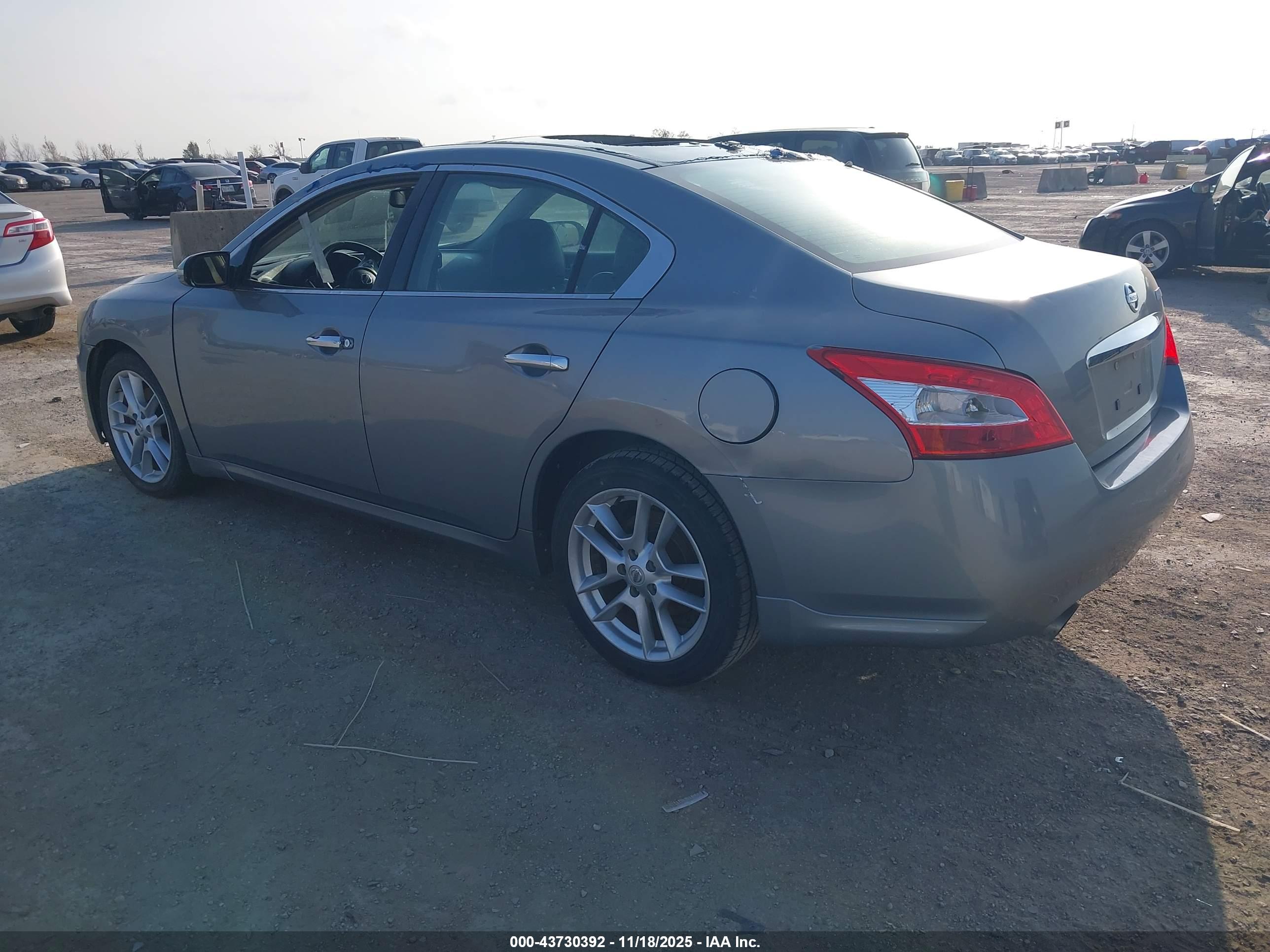 NISSAN MAXIMA image 3