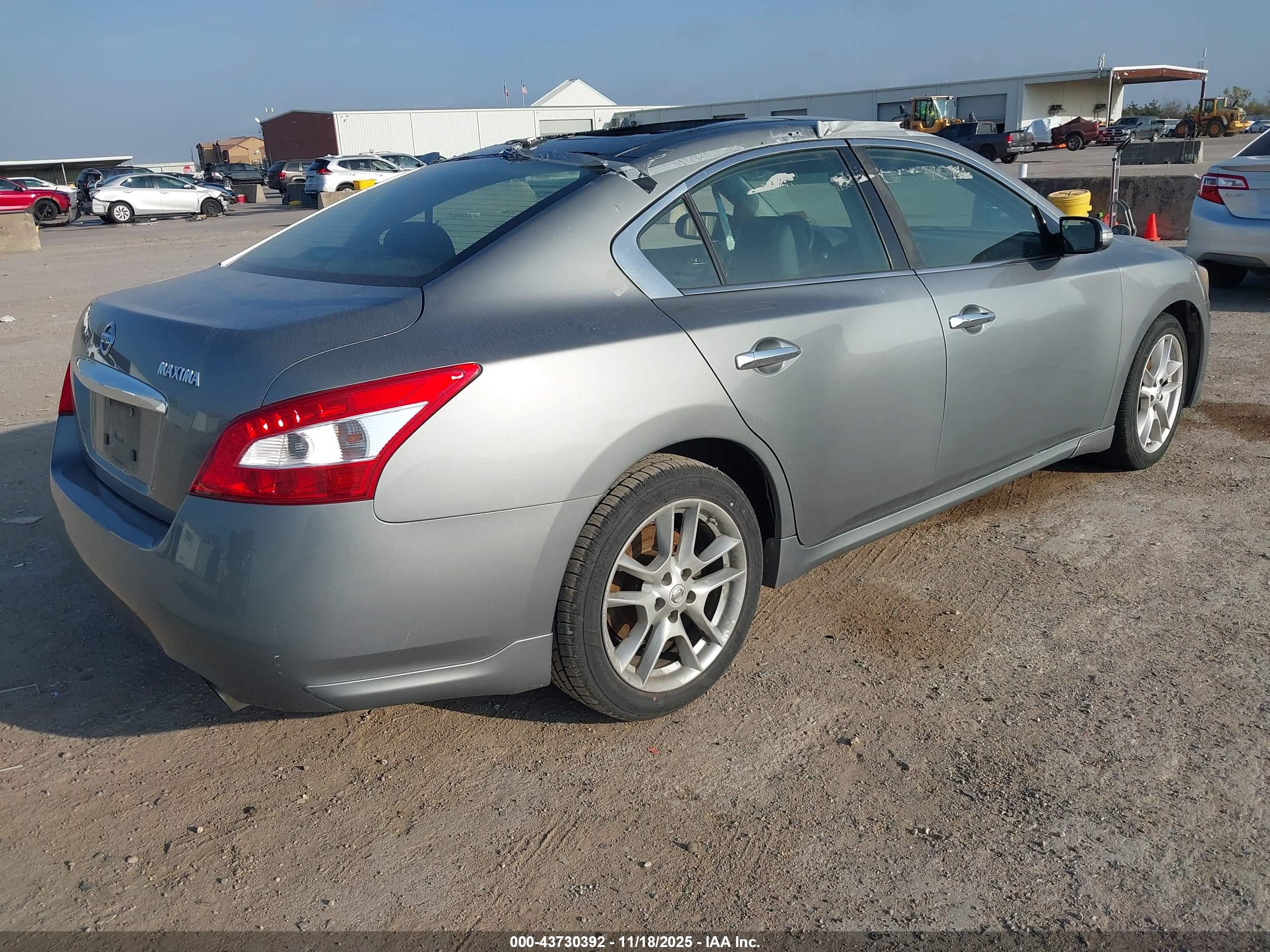 NISSAN MAXIMA image 4