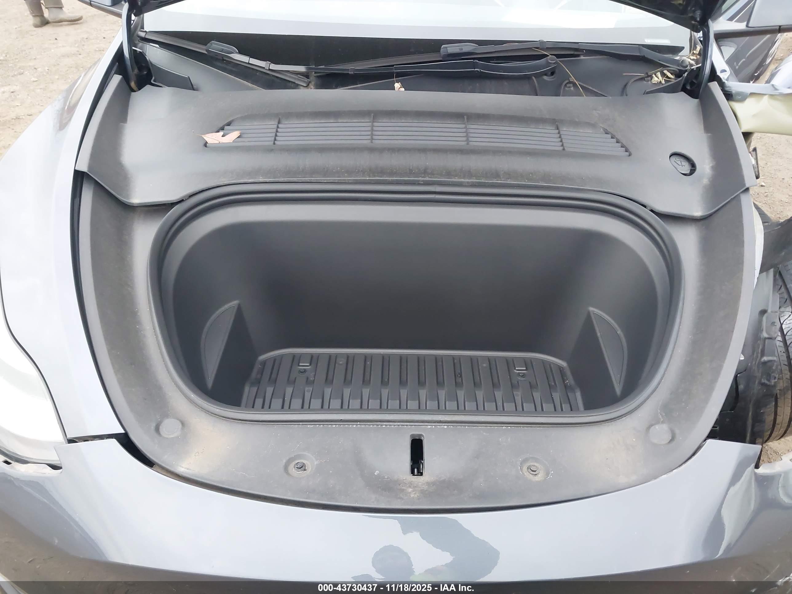 TESLA MODEL image 10