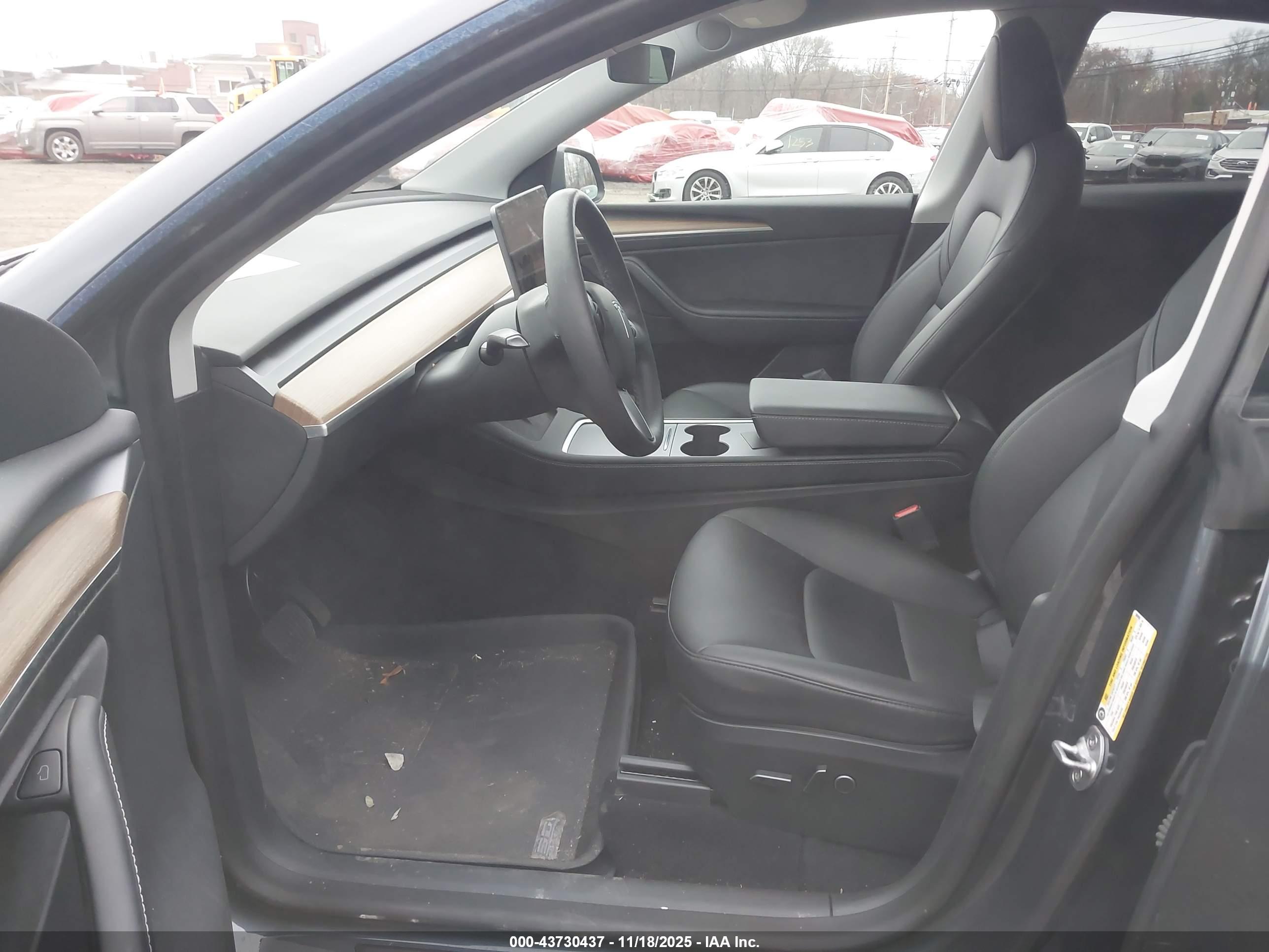 TESLA MODEL image 5