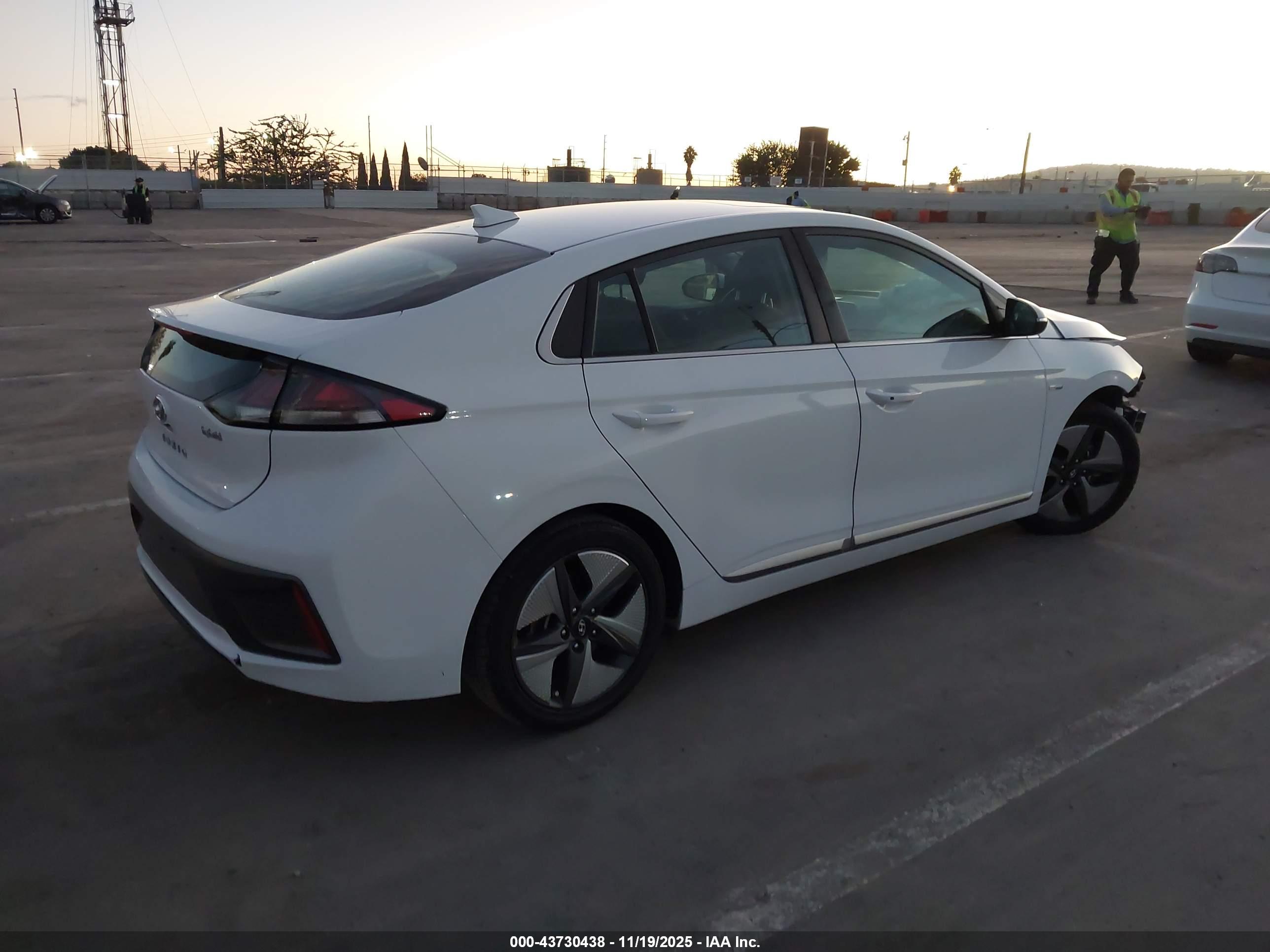 HYUNDAI IONIQ image 4
