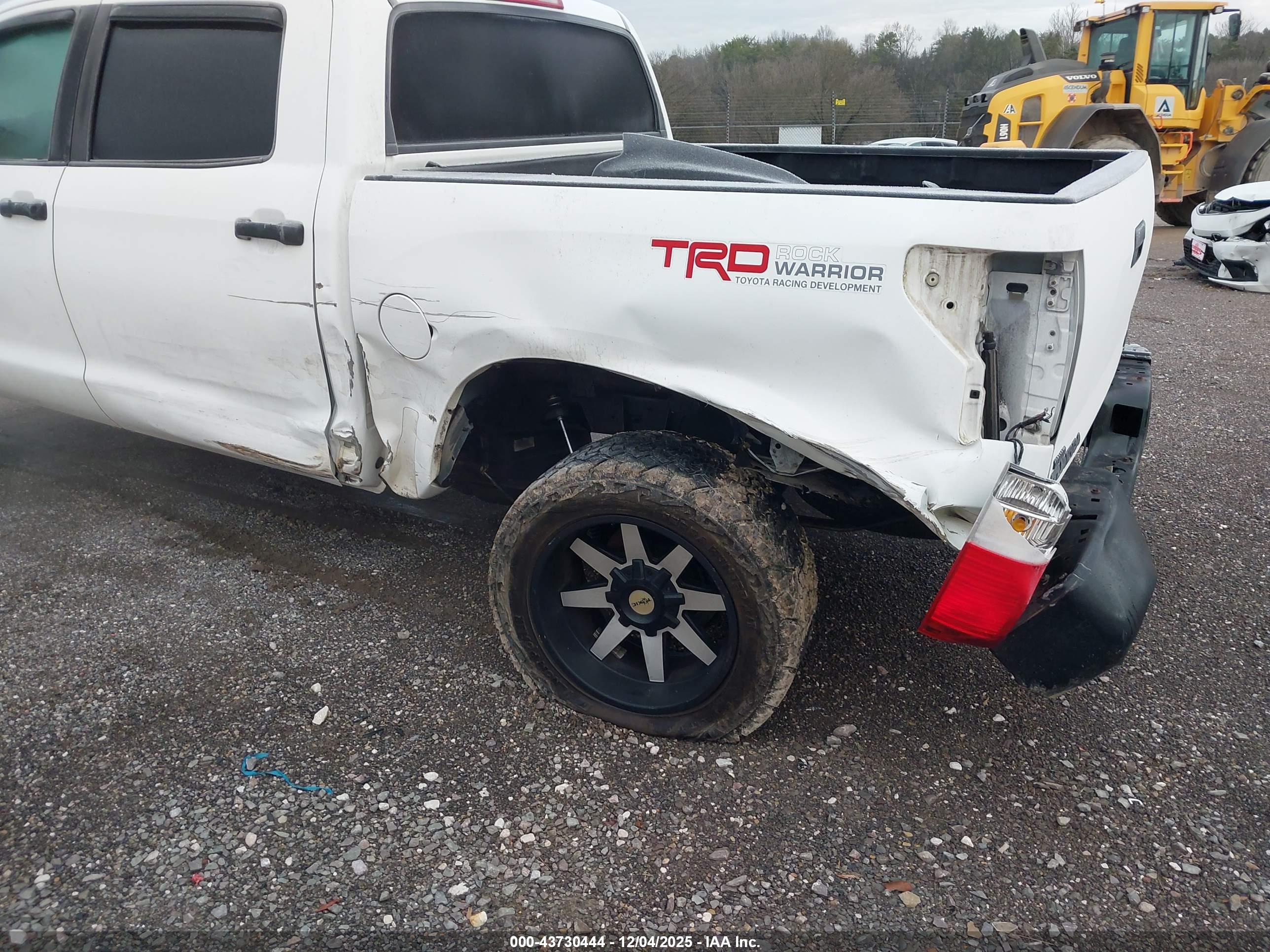 TOYOTA TUNDRA image 6