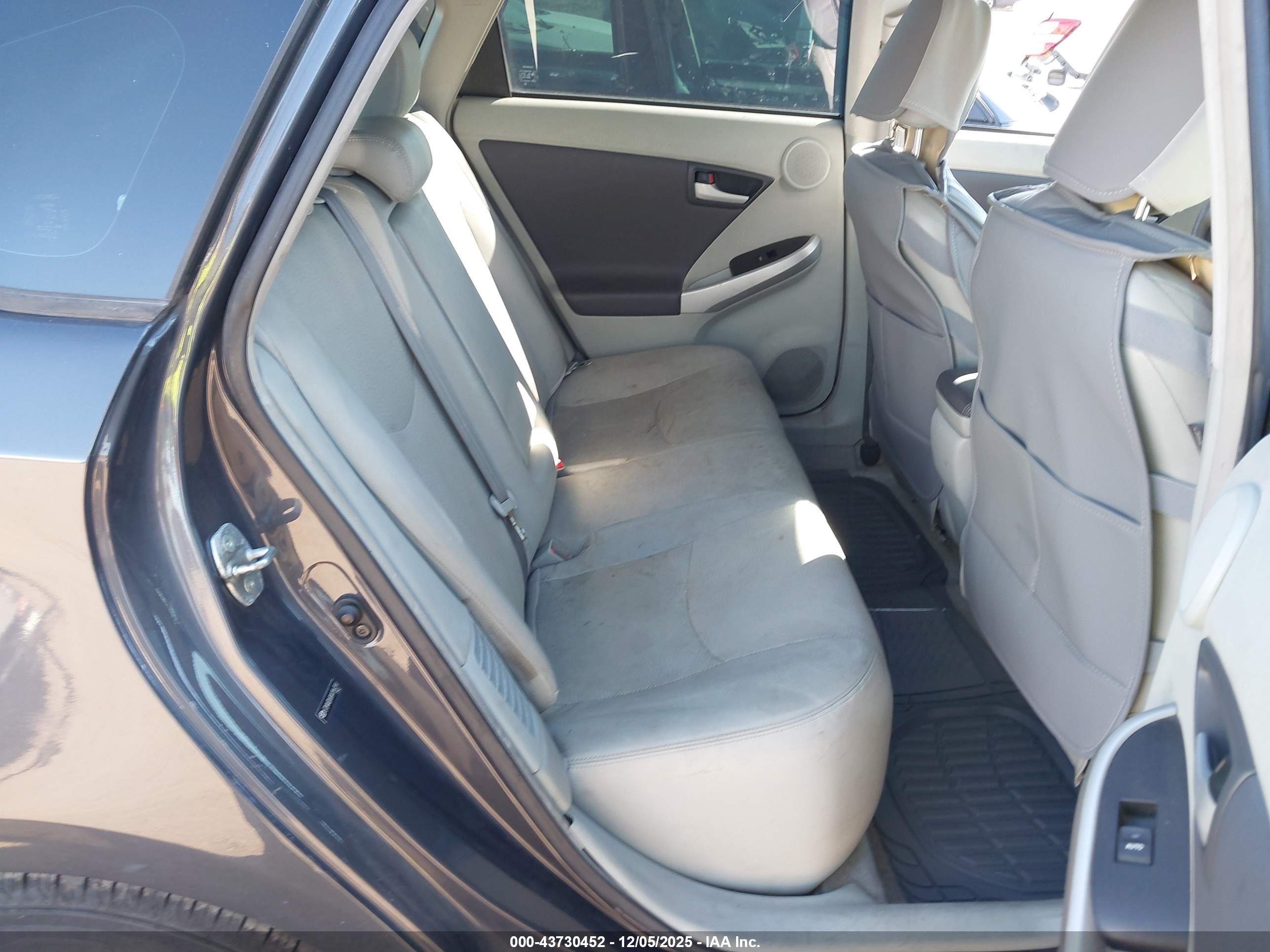 TOYOTA PRIUS image 8
