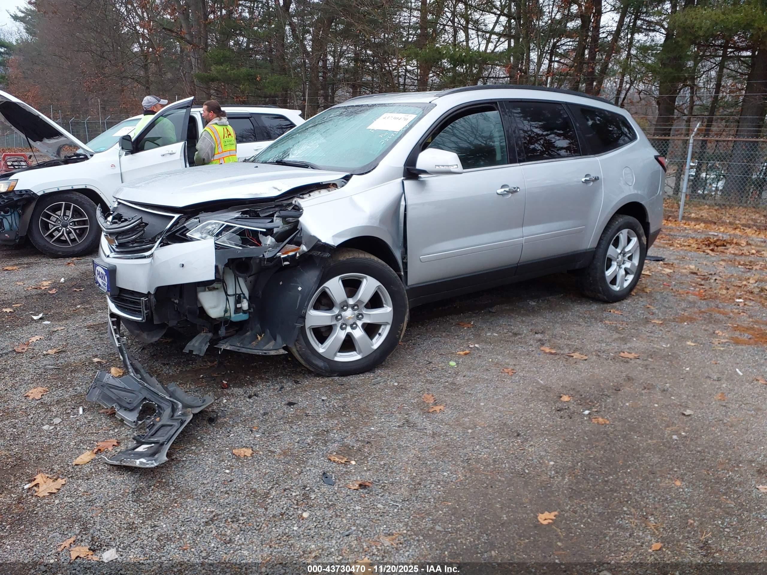 CHEVROLET TRAVERSE image 2