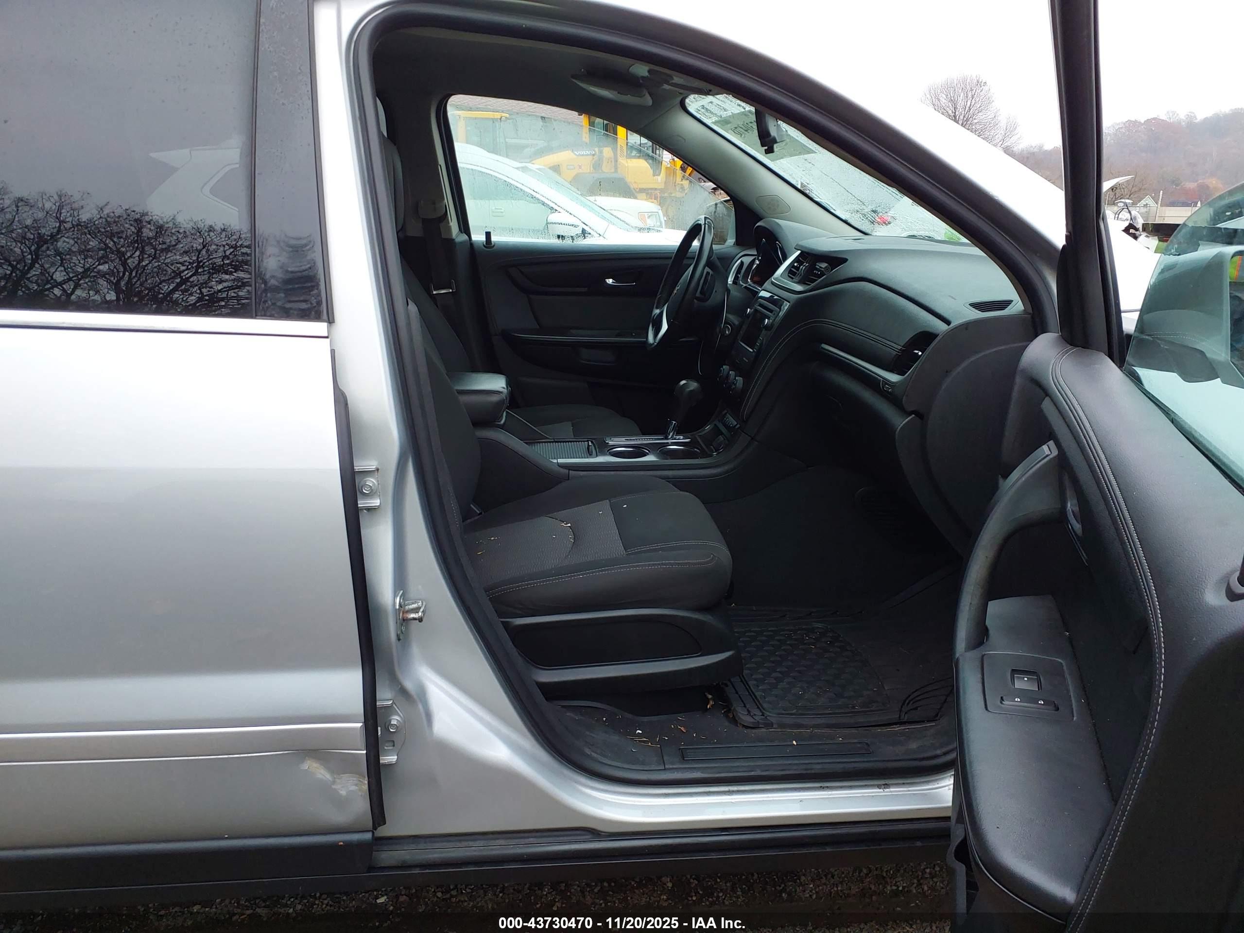 CHEVROLET TRAVERSE image 5