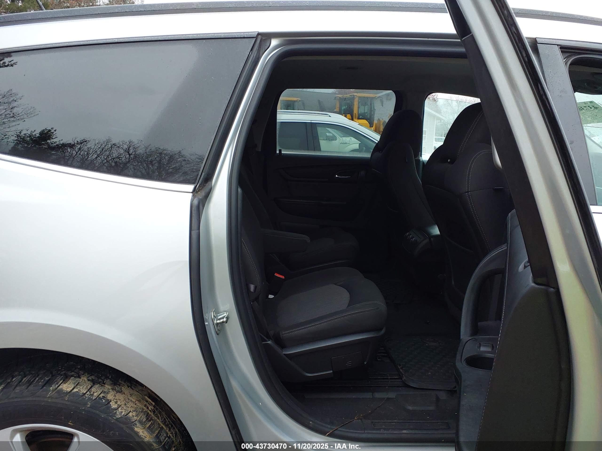 CHEVROLET TRAVERSE image 8