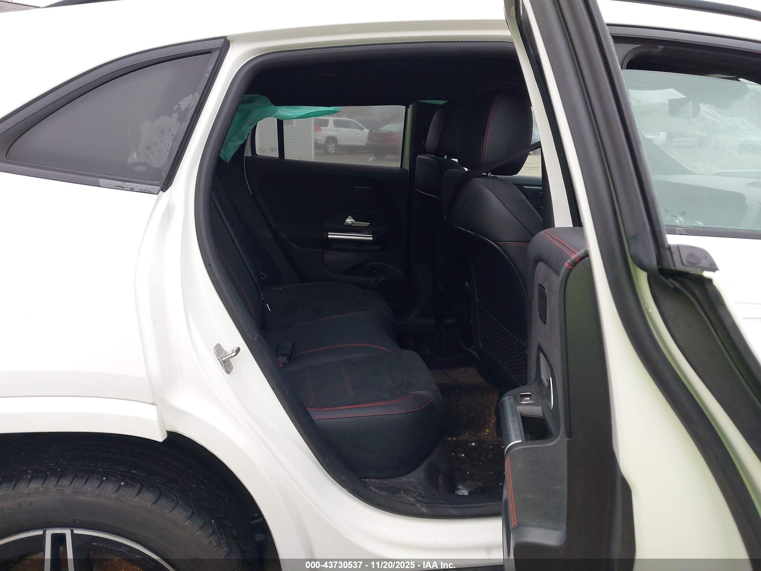 MERCEDES-BENZ GLA image 8
