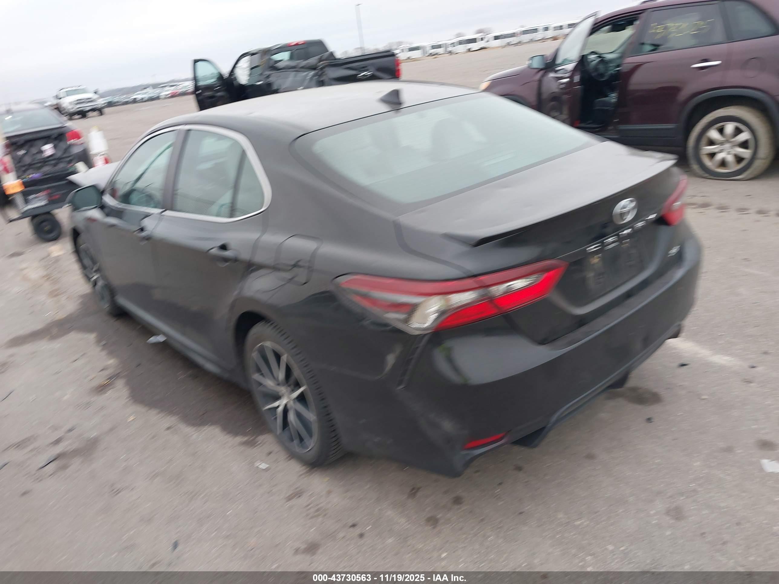 TOYOTA CAMRY image 3