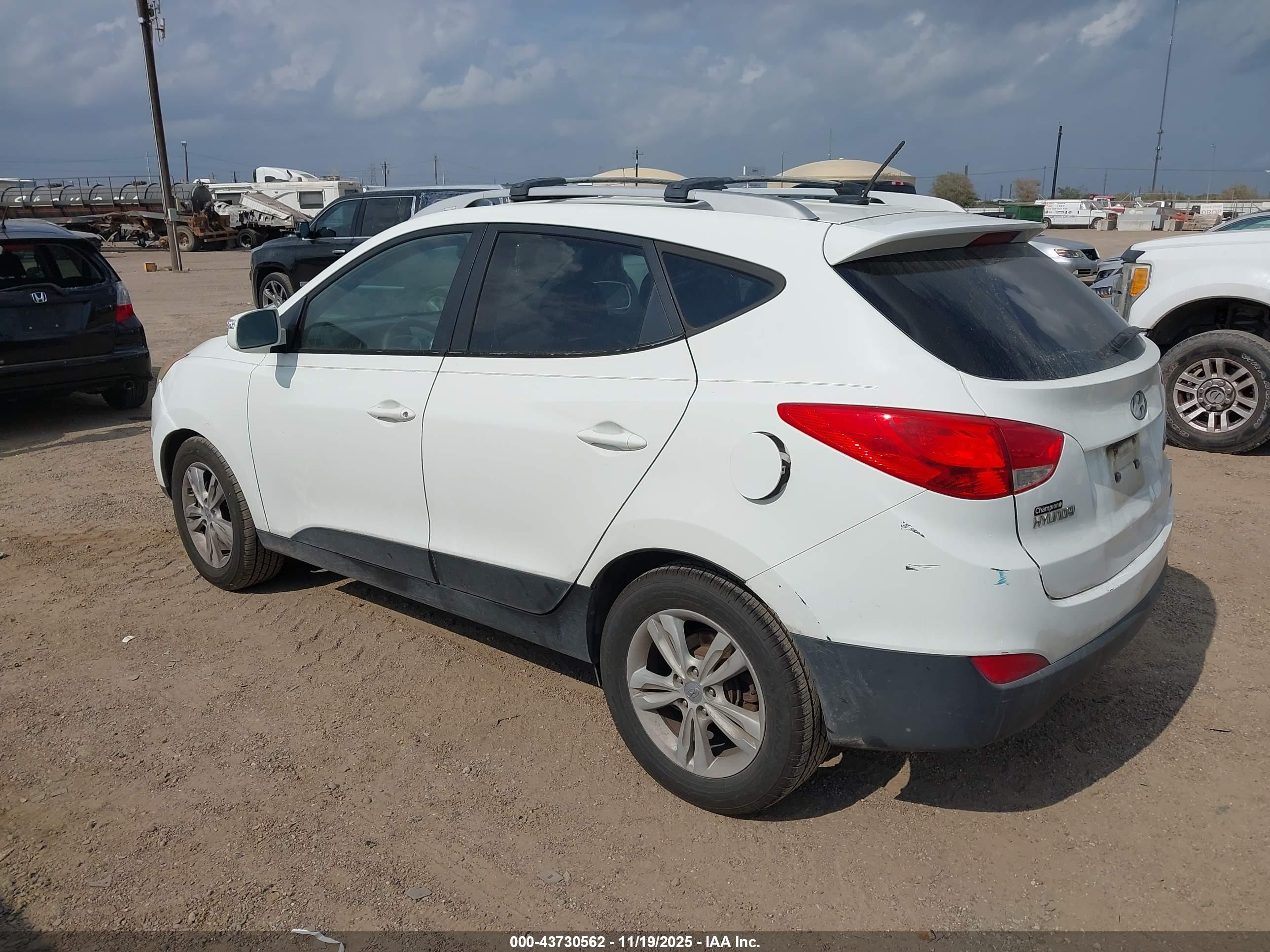 HYUNDAI TUCSON image 3