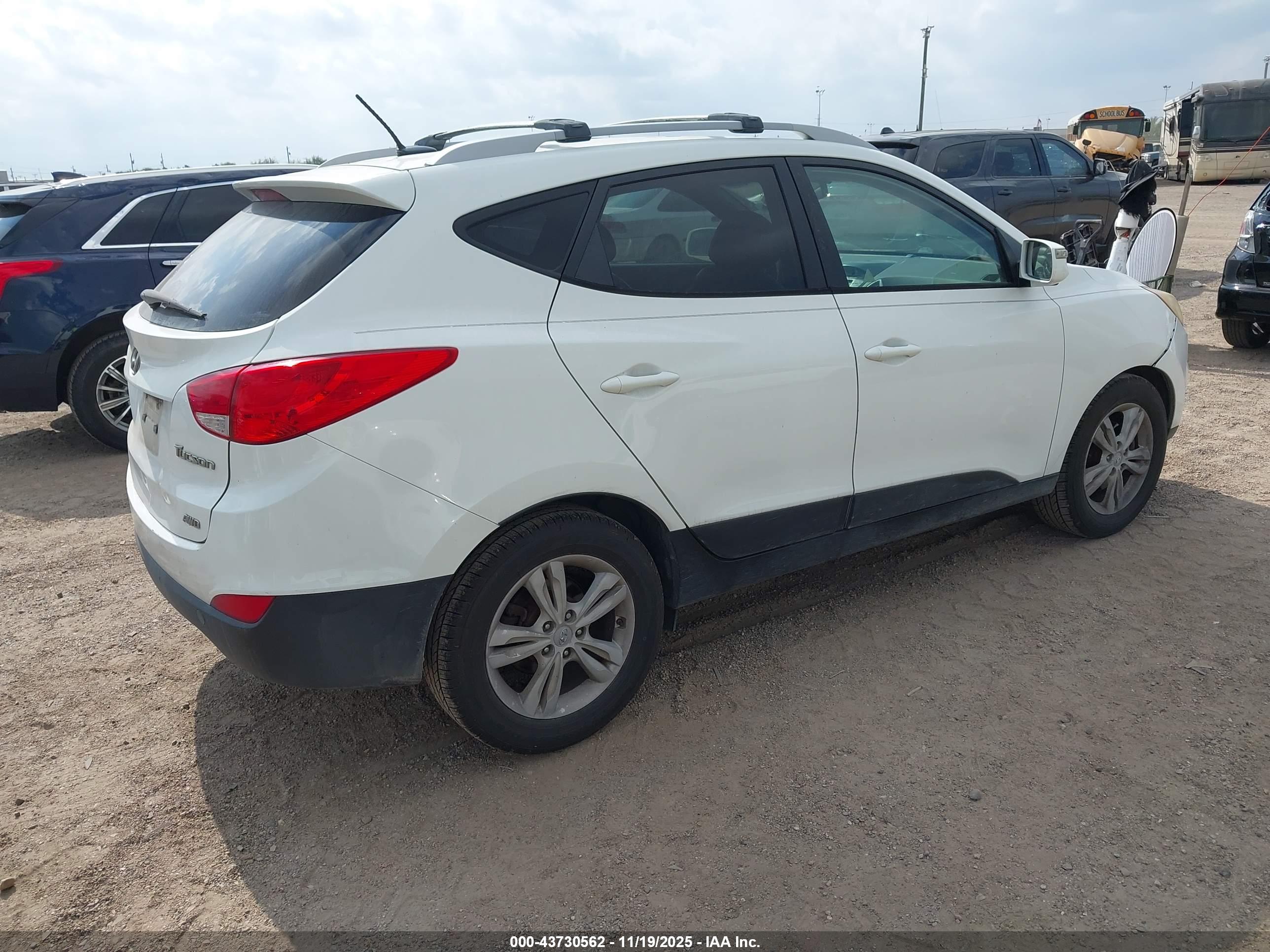 HYUNDAI TUCSON image 4