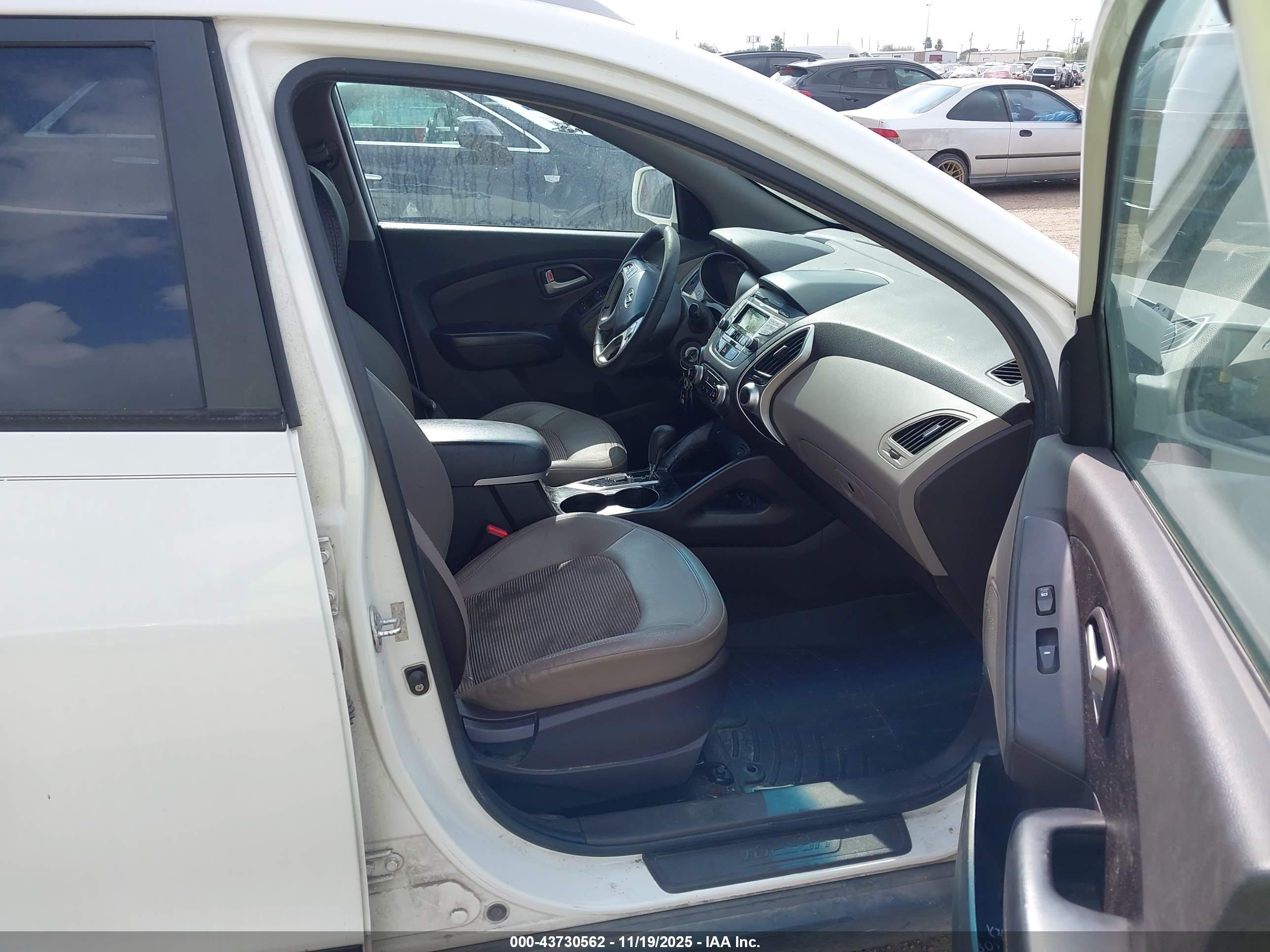 HYUNDAI TUCSON image 5