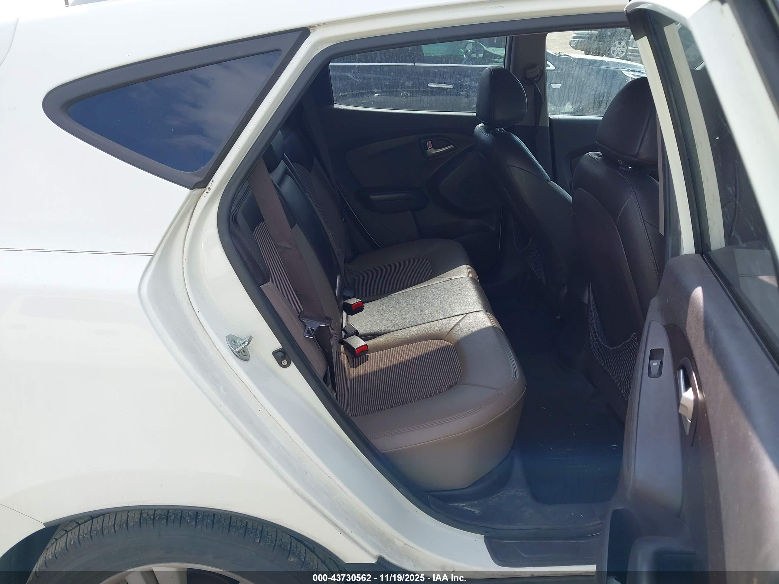 HYUNDAI TUCSON image 8